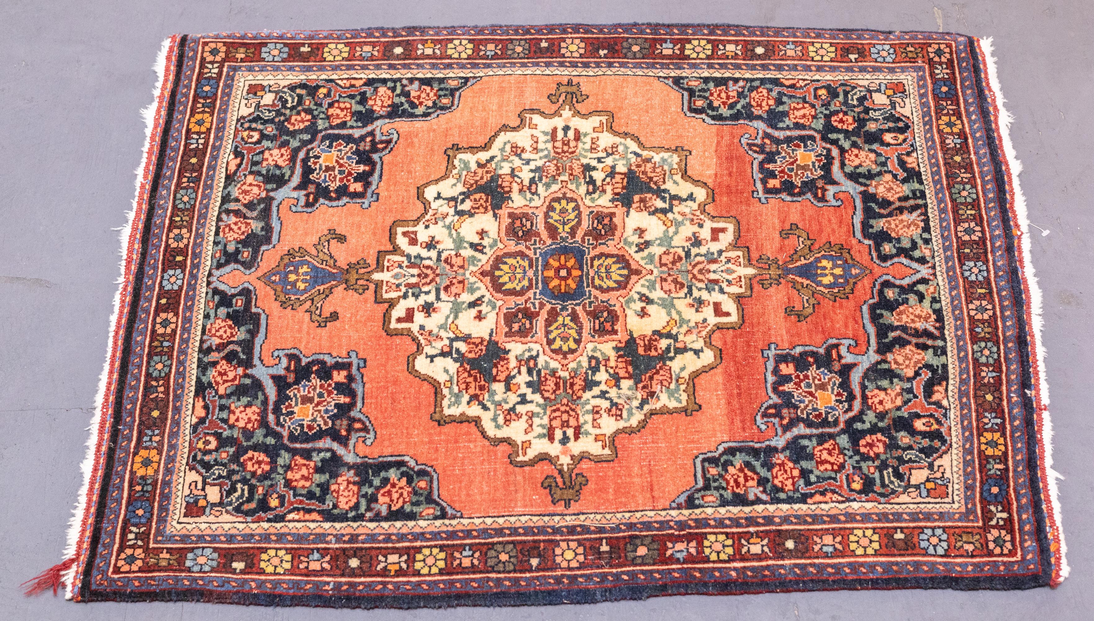 Tappeto antico e pregiato Sarouk Farahan 2'3'' x 2'11'' In condizioni buone in vendita a New York, NY