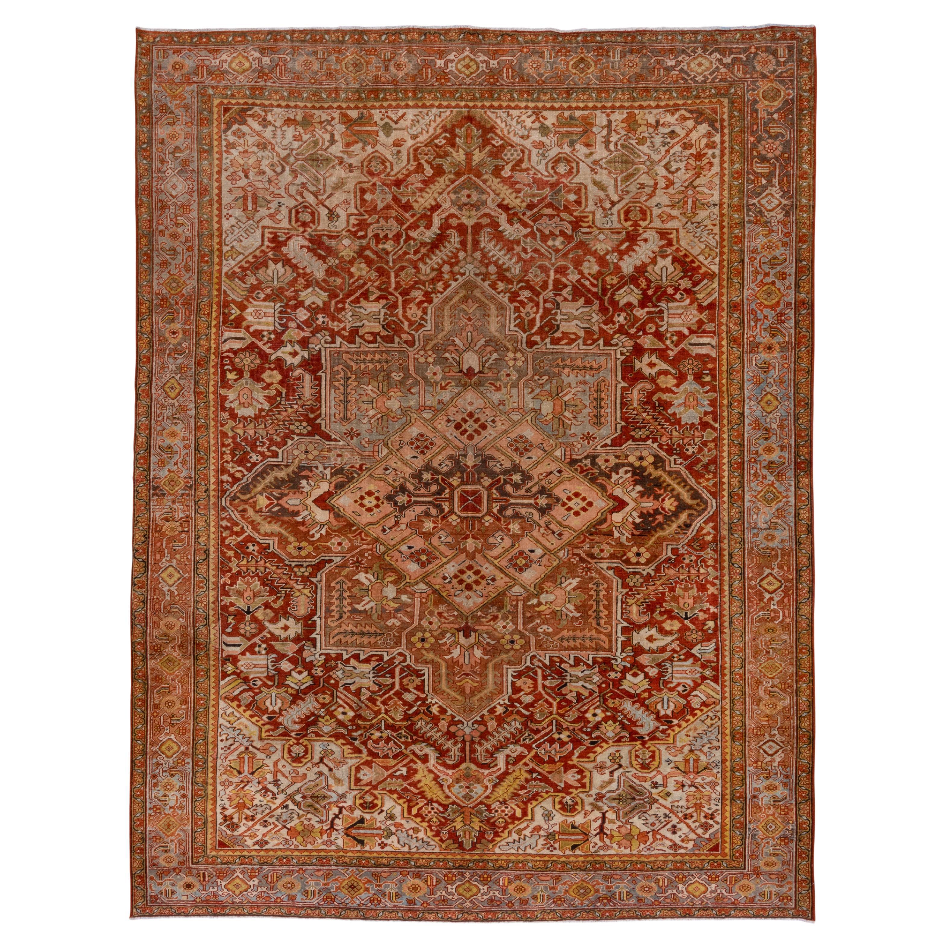 Antiker persischer Heriz-Teppich, dunkelrotes und rostfarbenes Feld, gelbe und korallenrote Akzente