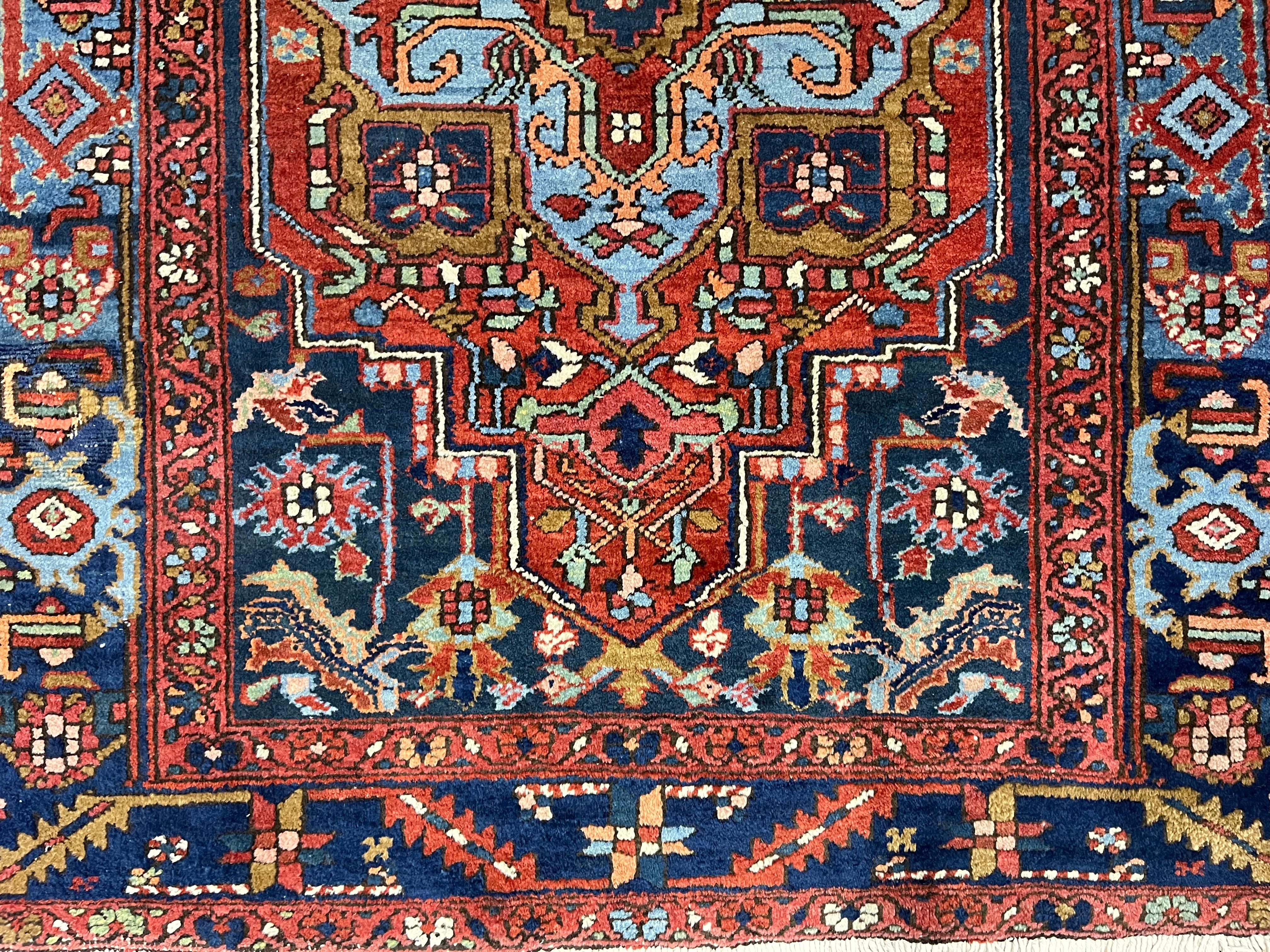 Feiner antiker persischer Heriz-Wollteppich 3'9 x 5'7 (Persisch) im Angebot
