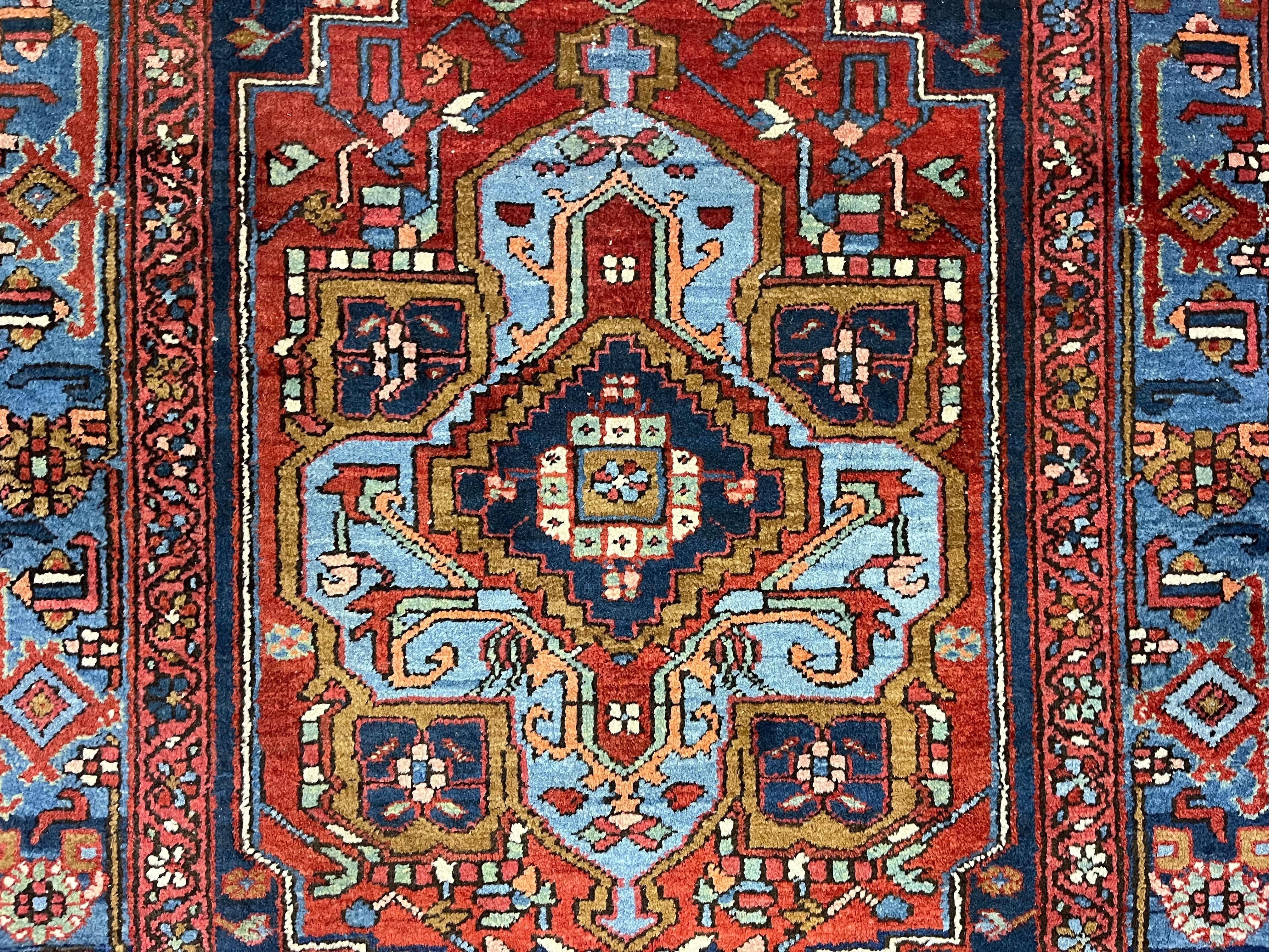 Feiner antiker persischer Heriz-Wollteppich 3'9 x 5'7 im Zustand „Gut“ im Angebot in New York, NY