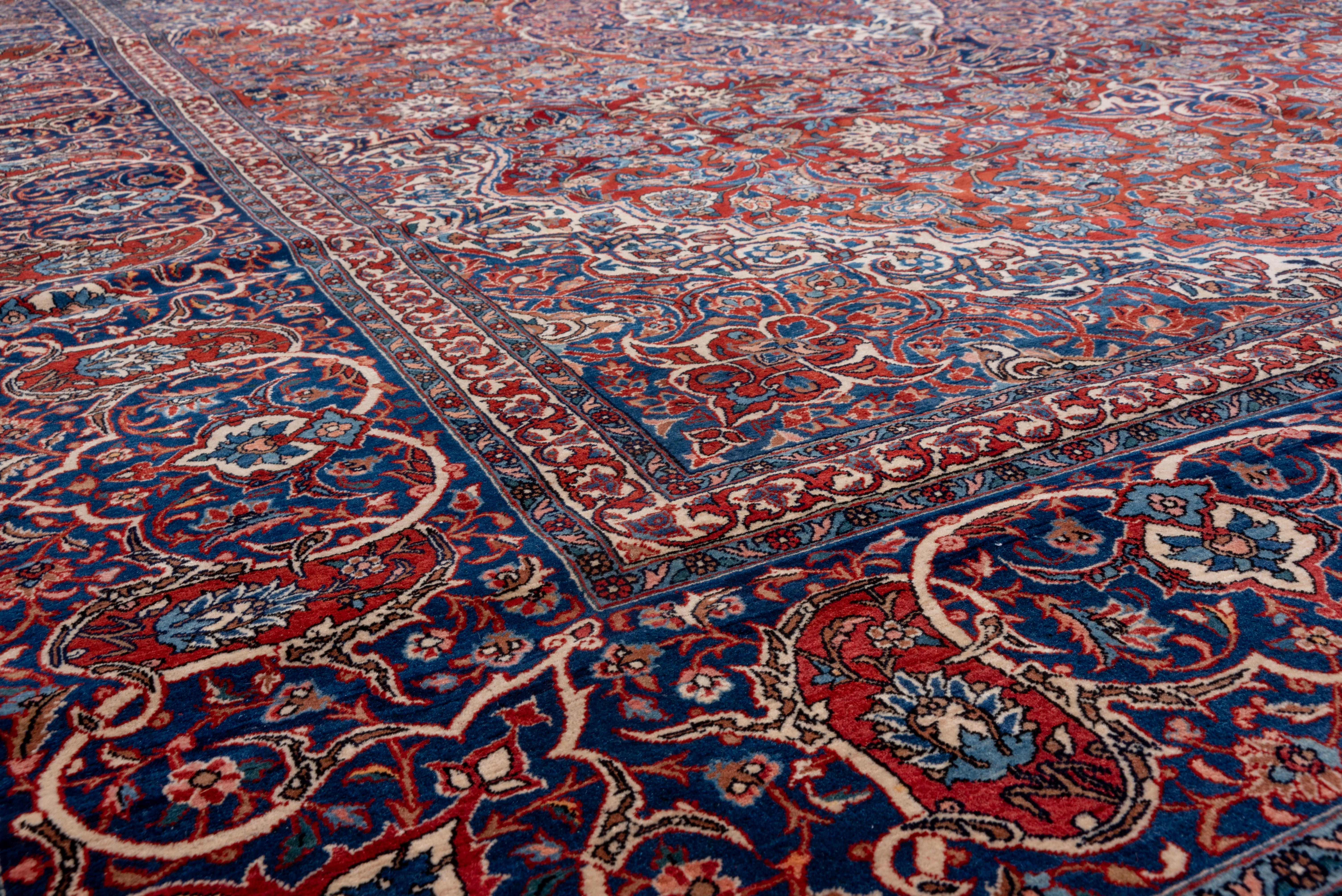 Antiker persischer Isfahan-Teppich aus Persien, rotes Feld, Medaillon in der Mitte, blaue Akzente (Persisch) im Angebot
