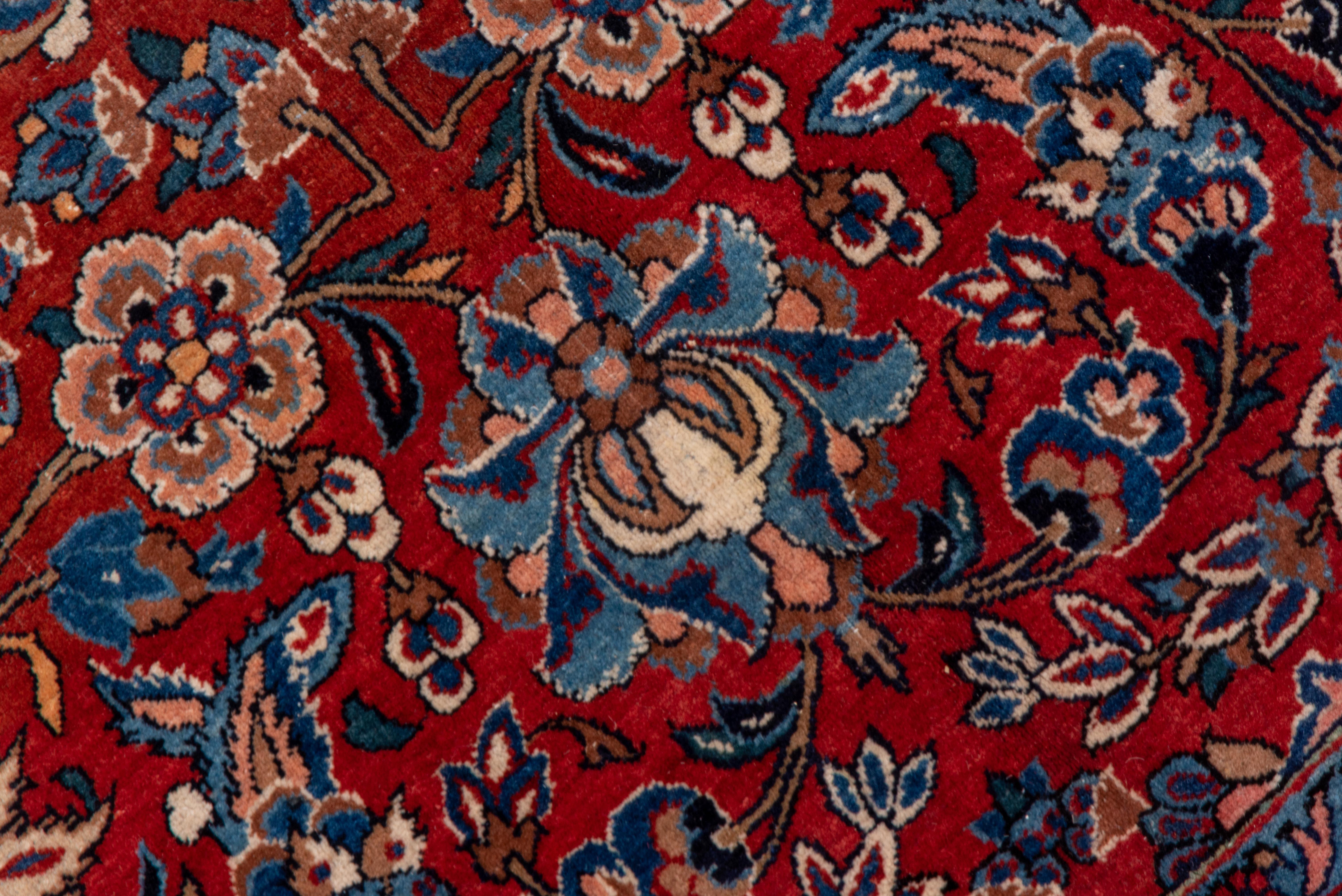 Antiker persischer Isfahan-Teppich aus Persien, rotes Feld, Medaillon in der Mitte, blaue Akzente (20. Jahrhundert) im Angebot