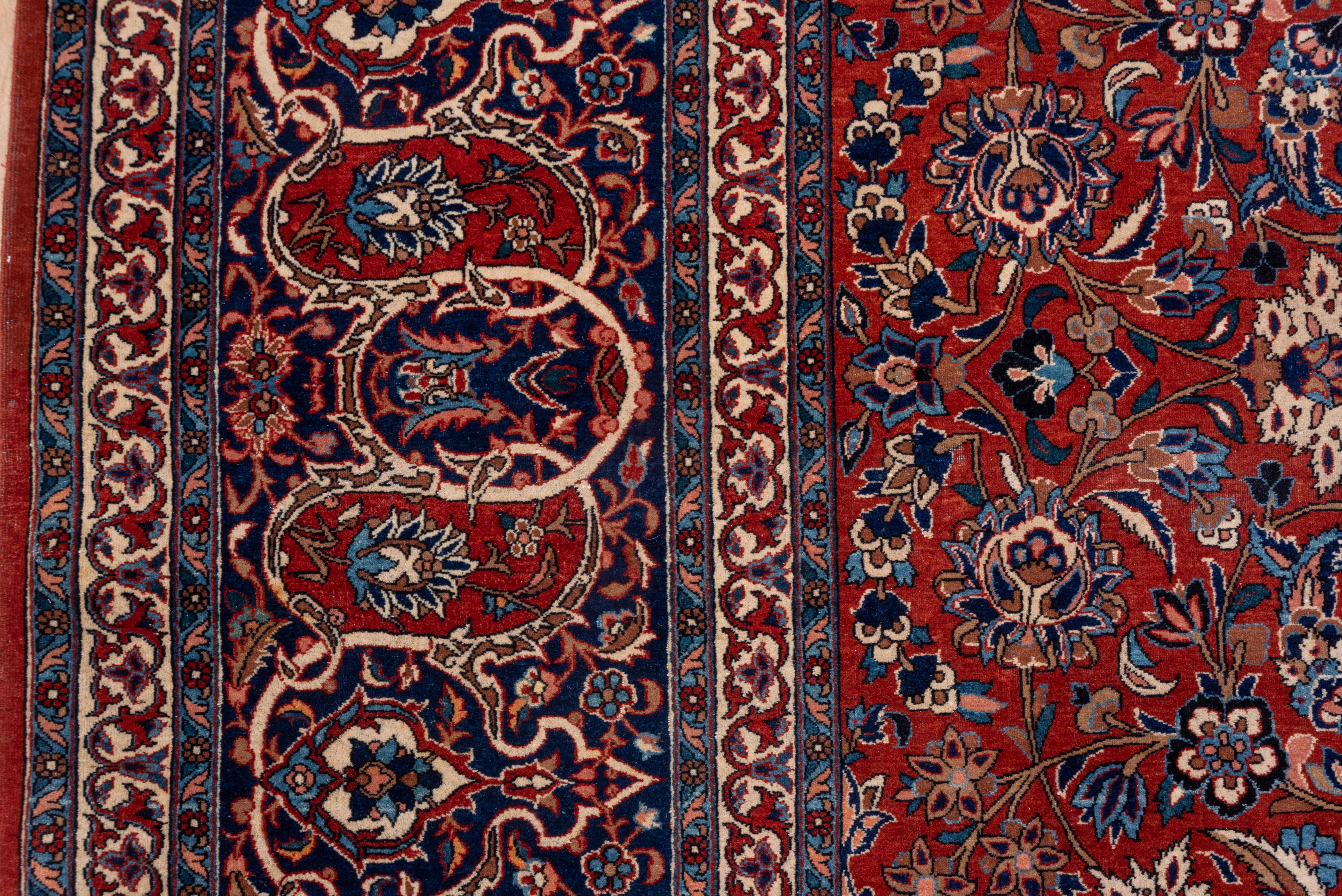 Antiker persischer Isfahan-Teppich aus Persien, rotes Feld, Medaillon in der Mitte, blaue Akzente (Wolle) im Angebot