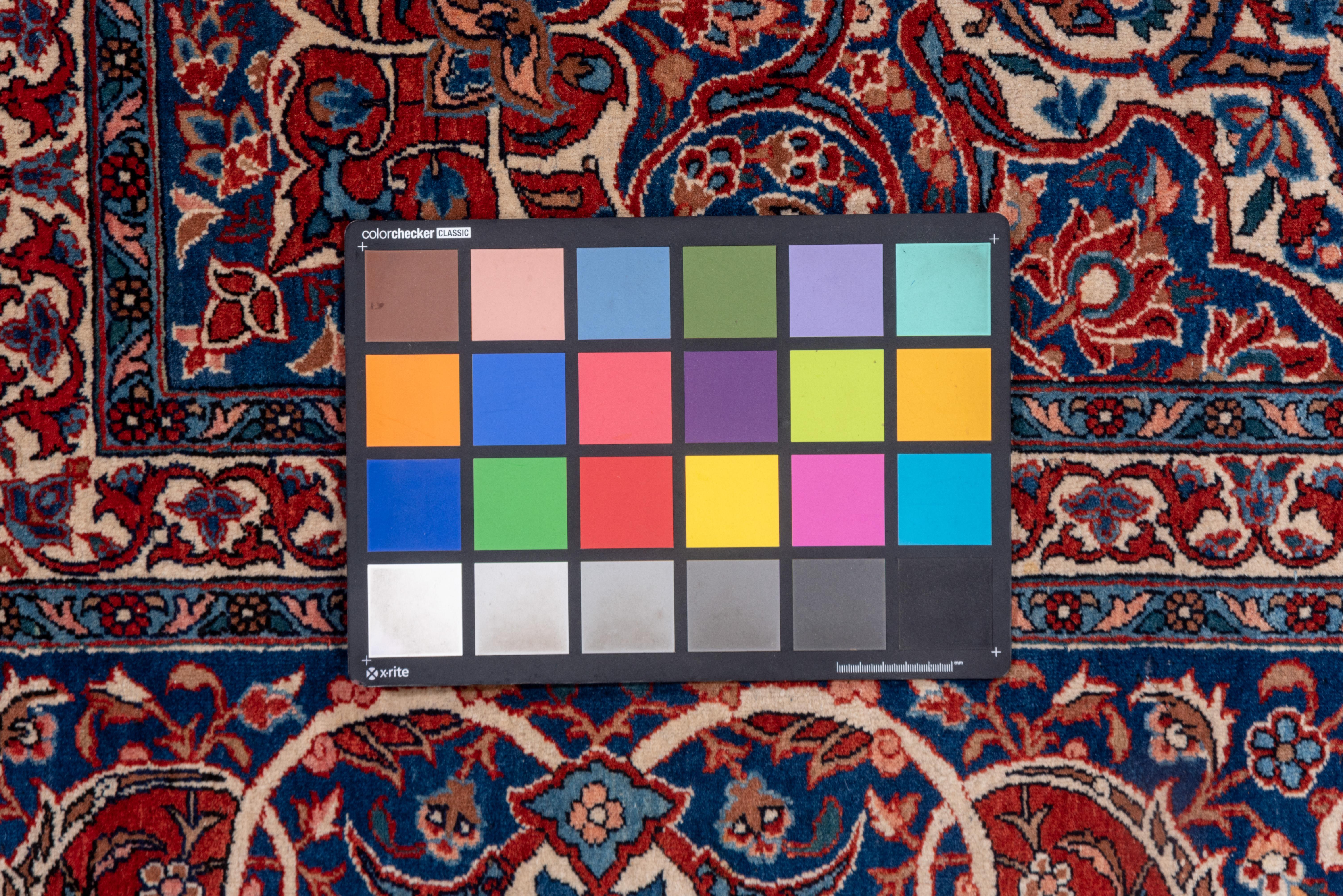 Antiker persischer Isfahan-Teppich aus Persien, rotes Feld, Medaillon in der Mitte, blaue Akzente im Angebot 1