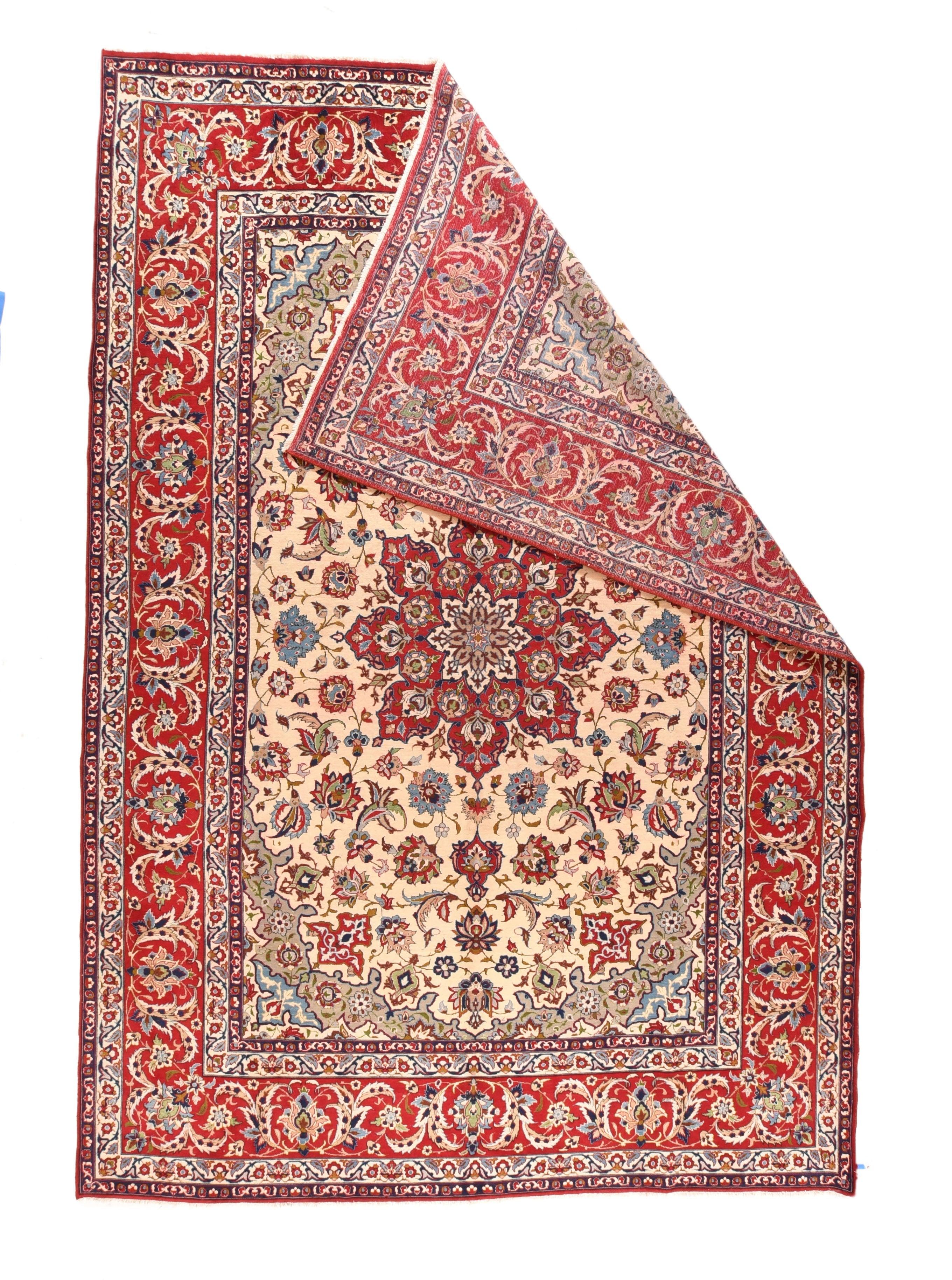 Feiner antiker persischer Isfahan-Teppich 9'7'' x 14'1''. Die malerische, alte persische Hauptstadt, die seit dem frühen 20. Jahrhundert feine oder sehr feine Streuteppiche bis hin zu großen Teppichen gewebt hat, oft in komplexen Medaillon- oder