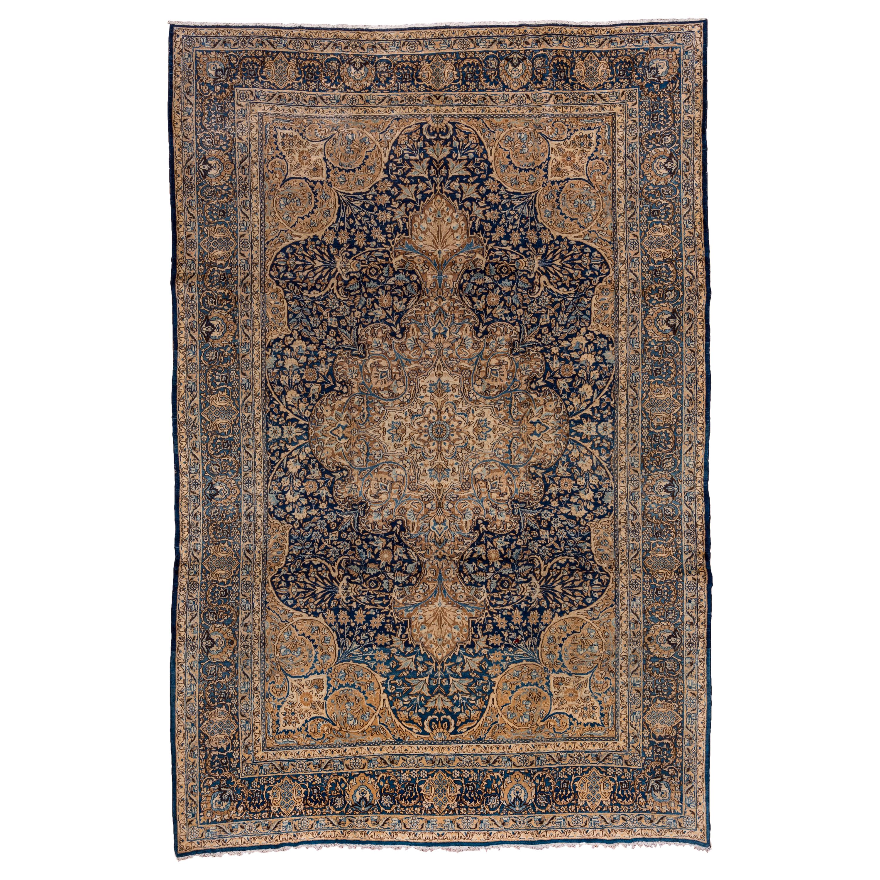 Fine tapis persan ancien de Kerman, tons or et bleu marine, vers les années 1920 en vente
