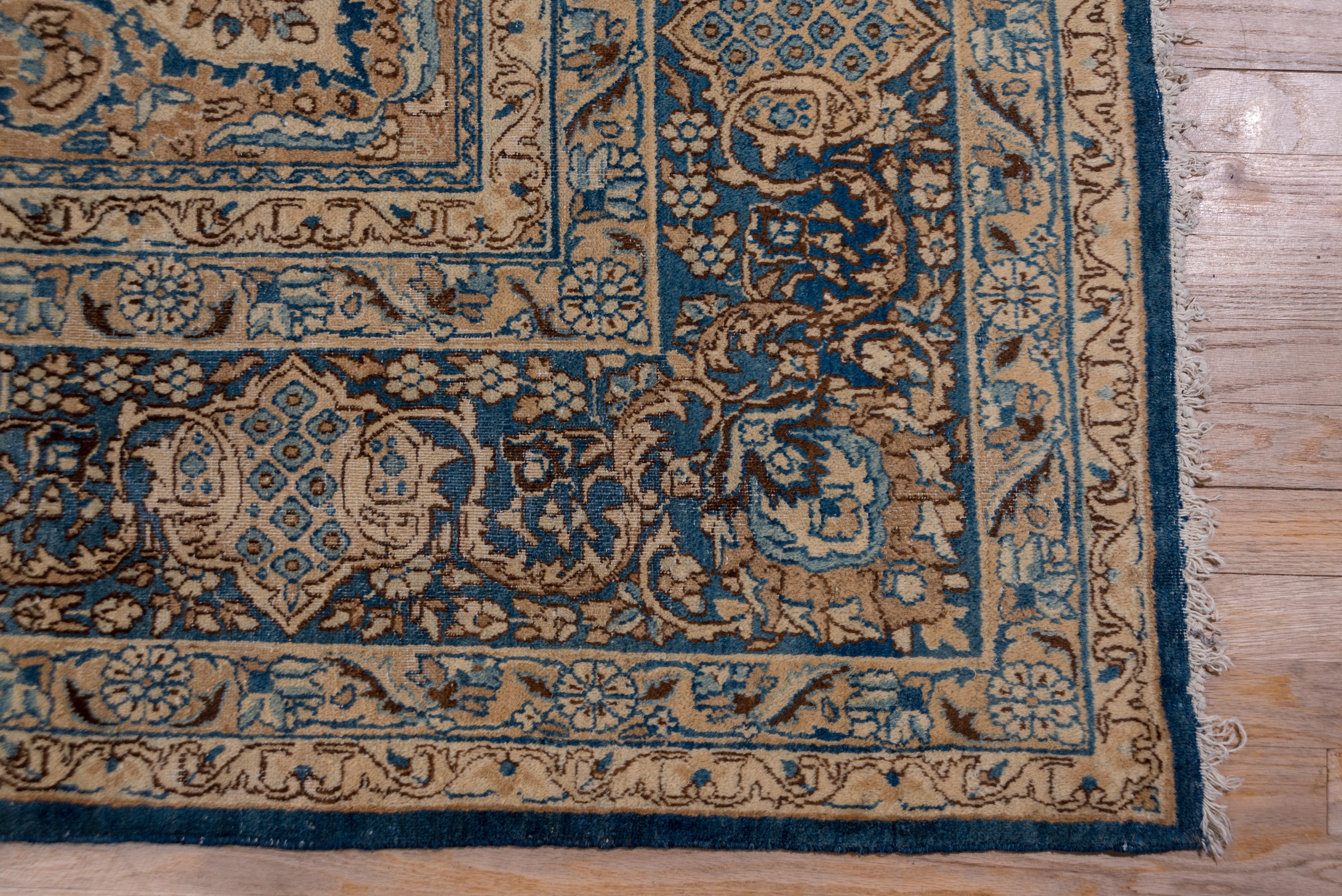 Noué à la main Fine tapis persan ancien de Kerman, tons or et bleu marine, vers les années 1920 en vente