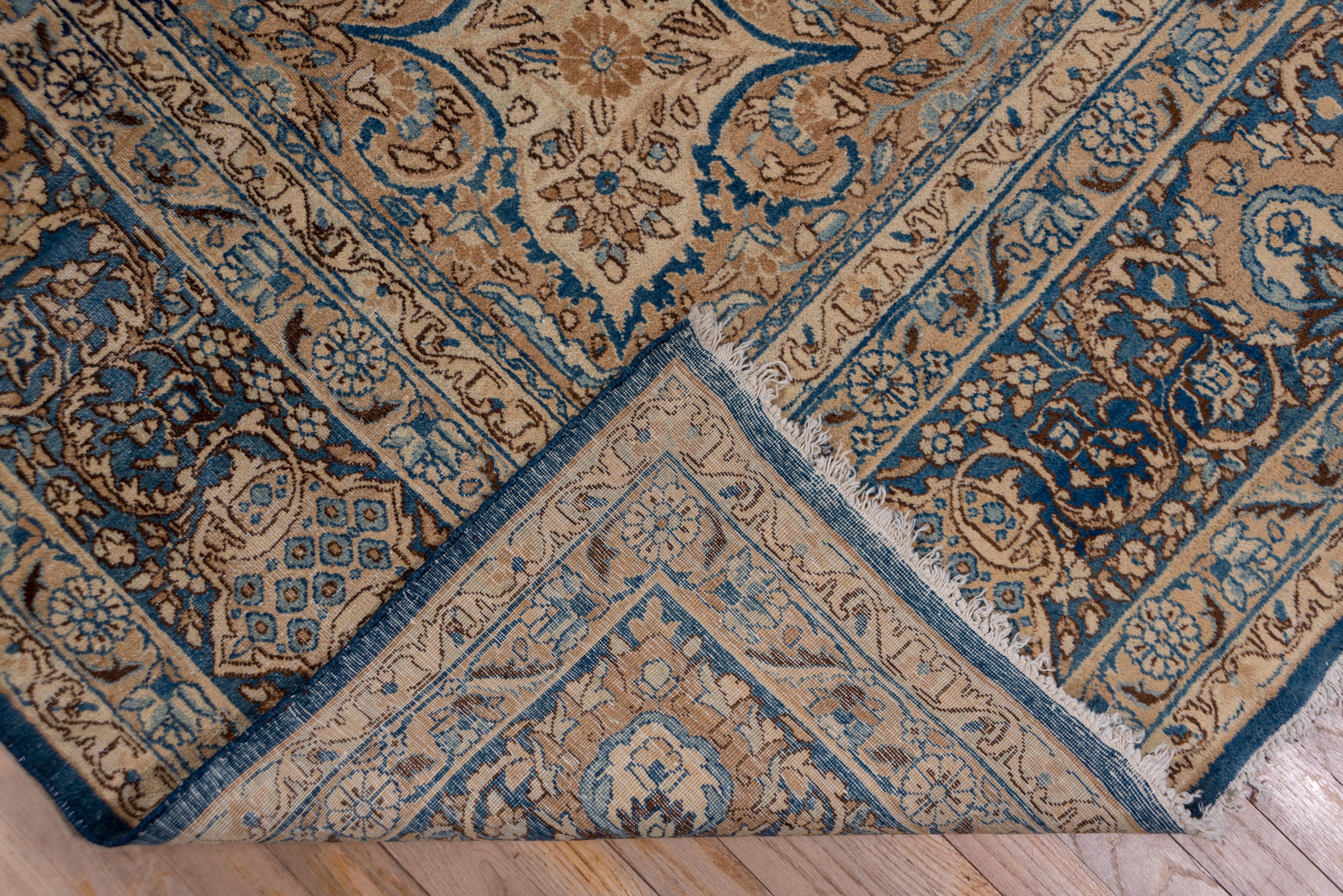 Fine tapis persan ancien de Kerman, tons or et bleu marine, vers les années 1920 Bon état - En vente à New York, NY