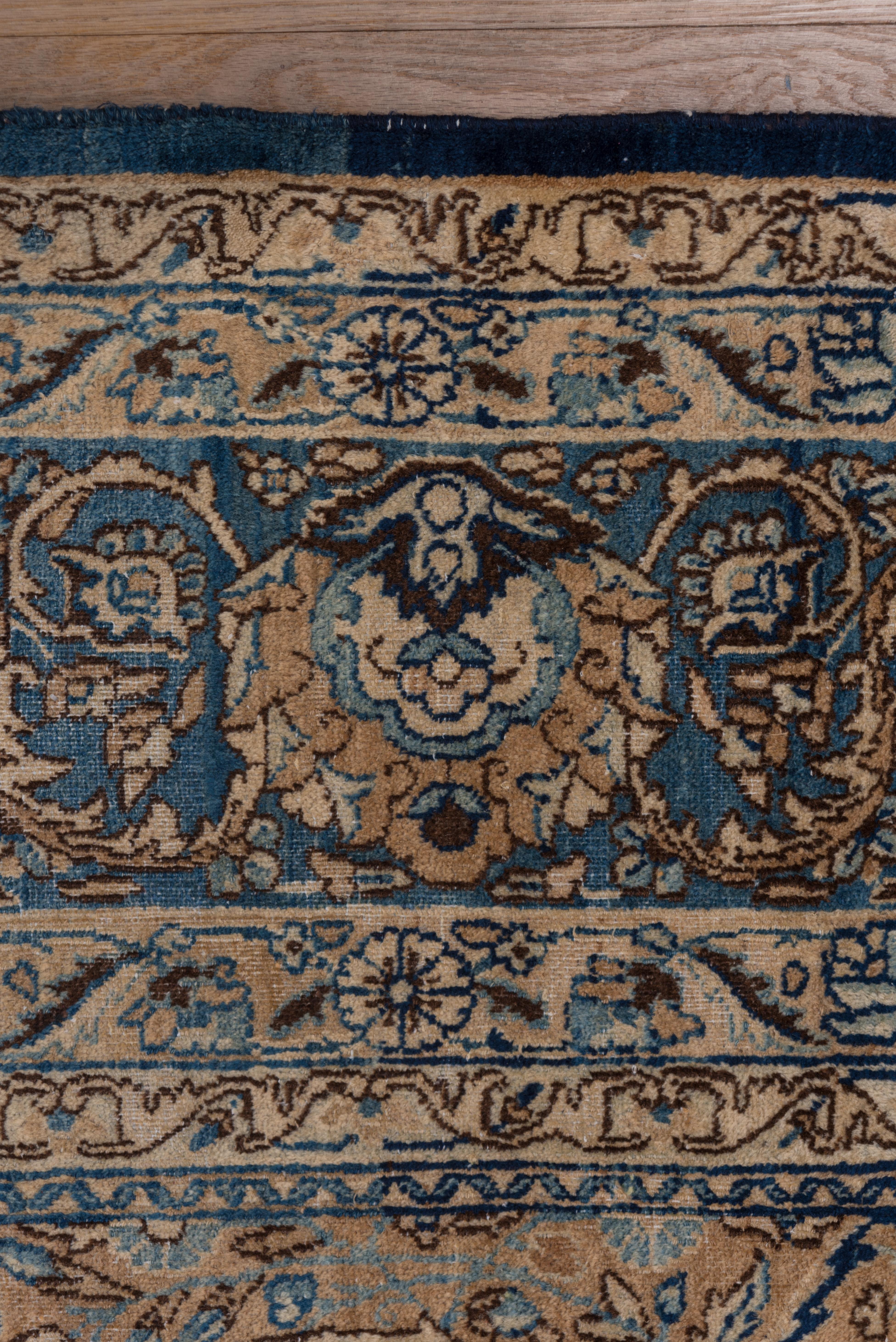Début du 20ème siècle Fine tapis persan ancien de Kerman, tons or et bleu marine, vers les années 1920 en vente