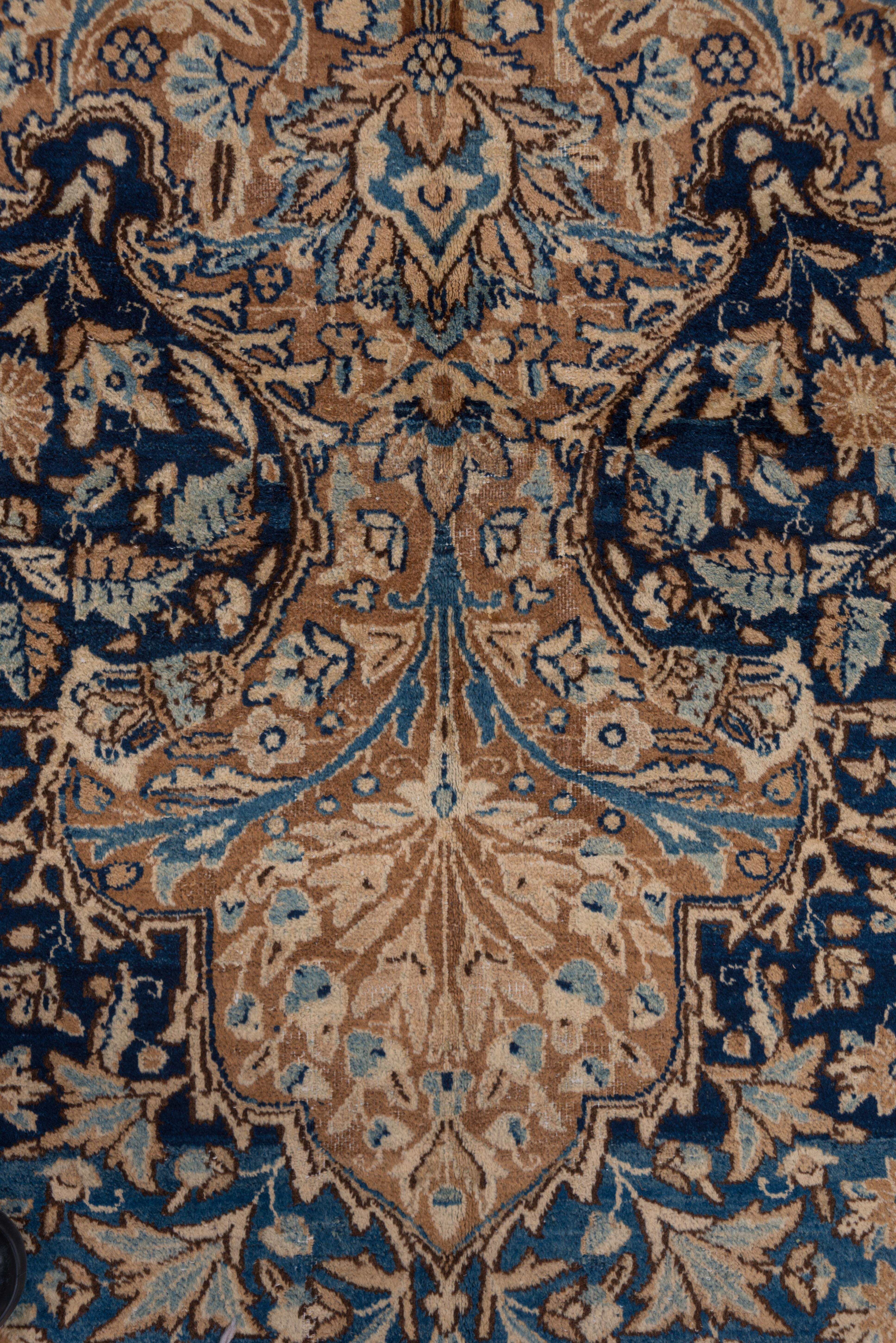 Laine Fine tapis persan ancien de Kerman, tons or et bleu marine, vers les années 1920 en vente