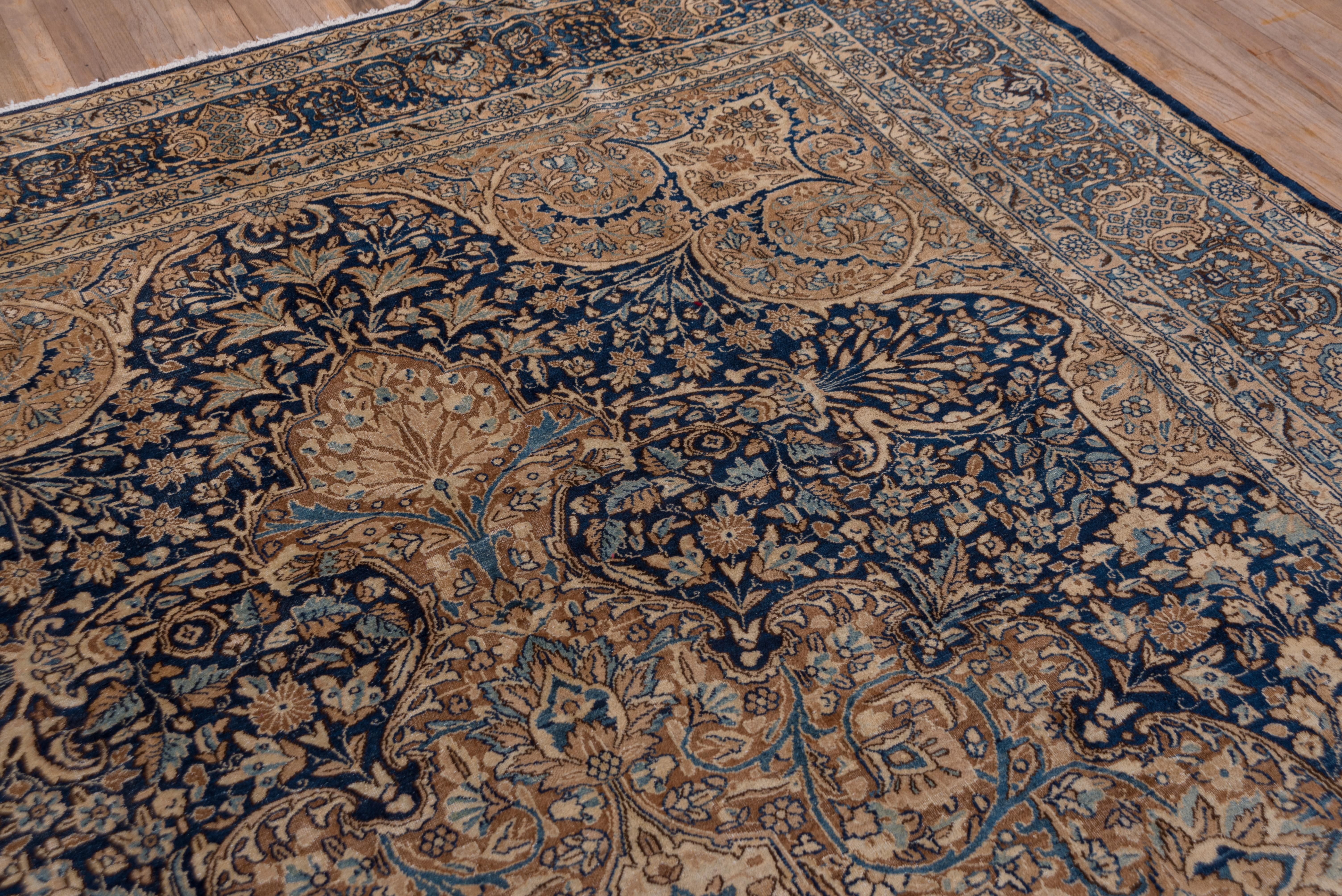 Fine tapis persan ancien de Kerman, tons or et bleu marine, vers les années 1920 en vente 1