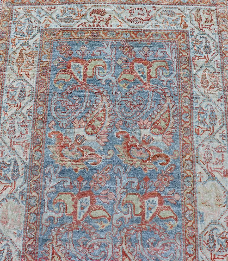 Fine tapis de couloir persan ancien Malayer dans des tons doux de bleu, rouge, marron et crème en vente 4