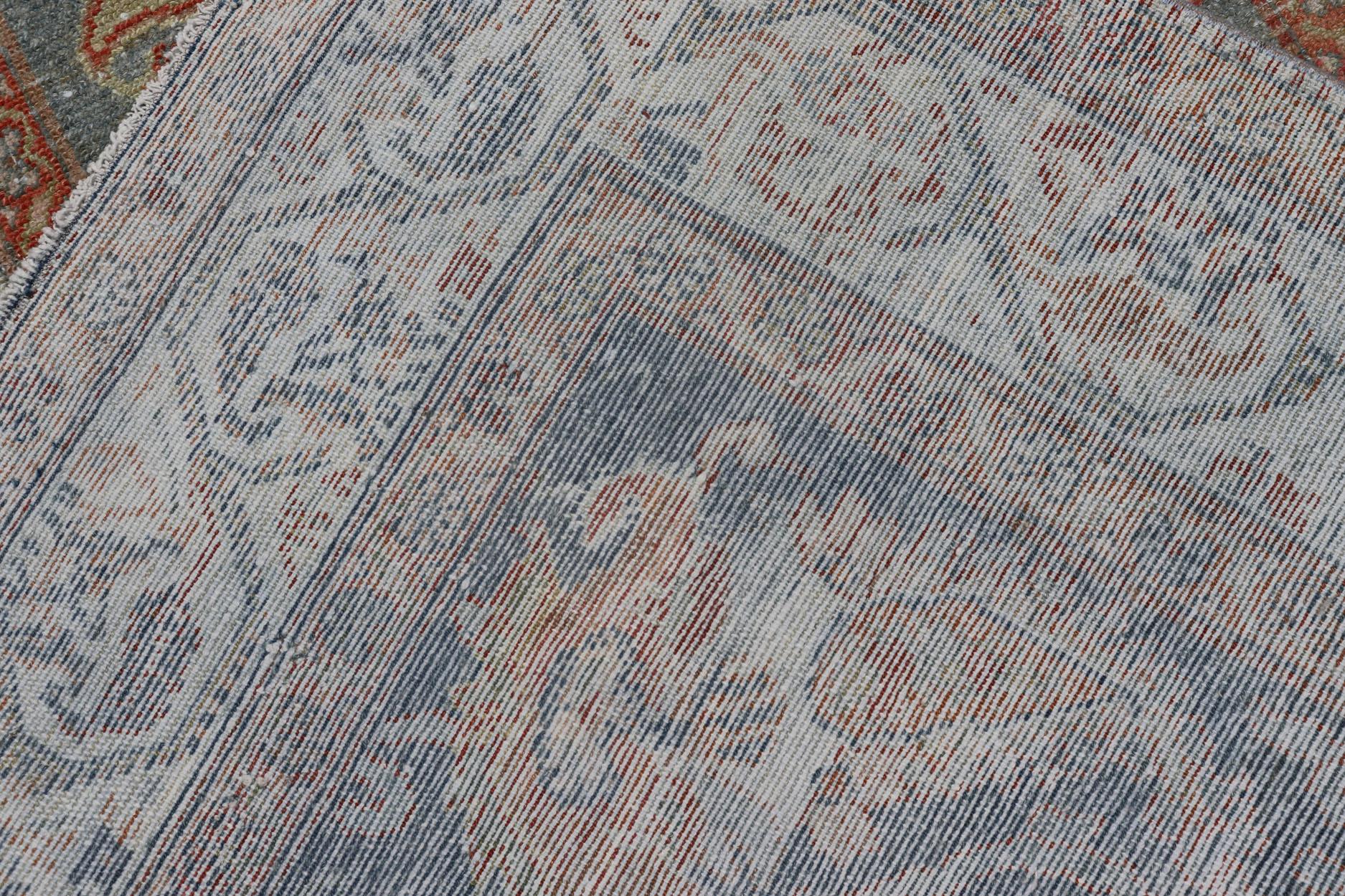 Fine tapis de couloir persan ancien Malayer dans des tons doux de bleu, rouge, marron et crème en vente 9