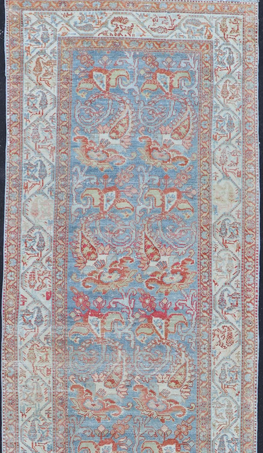 Long tapis de couloir persan Malayer avec motif floral sur toute sa surface. Tapis de couloir persan Malayer dans des tons doux de bleu, de rouge doux, de crème et de terre. Tapis EMB-9532-03-P13031, Keivan Woven Arts / pays d'origine / type : Iran