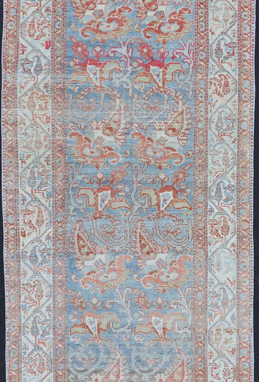 Noué à la main Fine tapis de couloir persan ancien Malayer dans des tons doux de bleu, rouge, marron et crème en vente