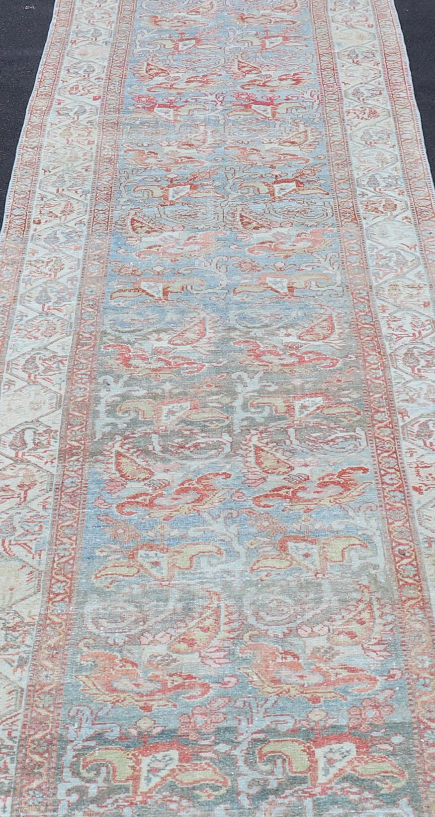 Fine tapis de couloir persan ancien Malayer dans des tons doux de bleu, rouge, marron et crème Bon état - En vente à Atlanta, GA