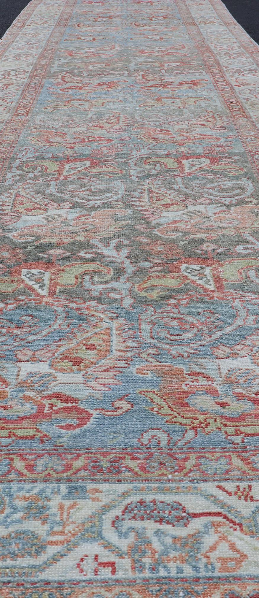 Laine Fine tapis de couloir persan ancien Malayer dans des tons doux de bleu, rouge, marron et crème en vente