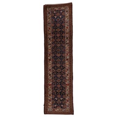 Fine tapis de couloir persan ancien Malayer, terrain bleu marine, années 1920 environ, couleurs vives