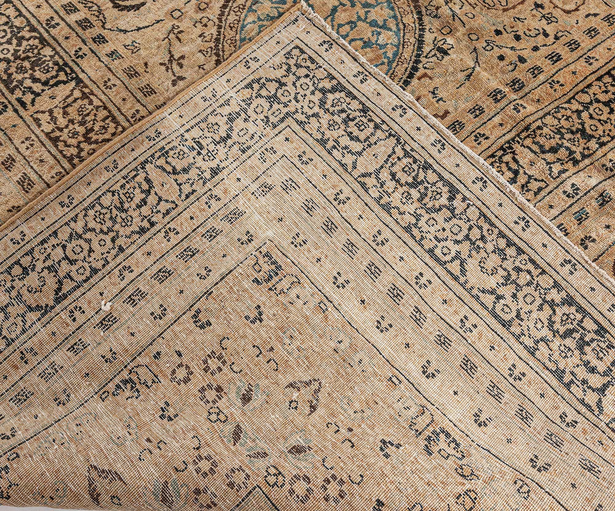 Antiker Persischer Meshad Handgefertigter Wollteppich im Angebot 1