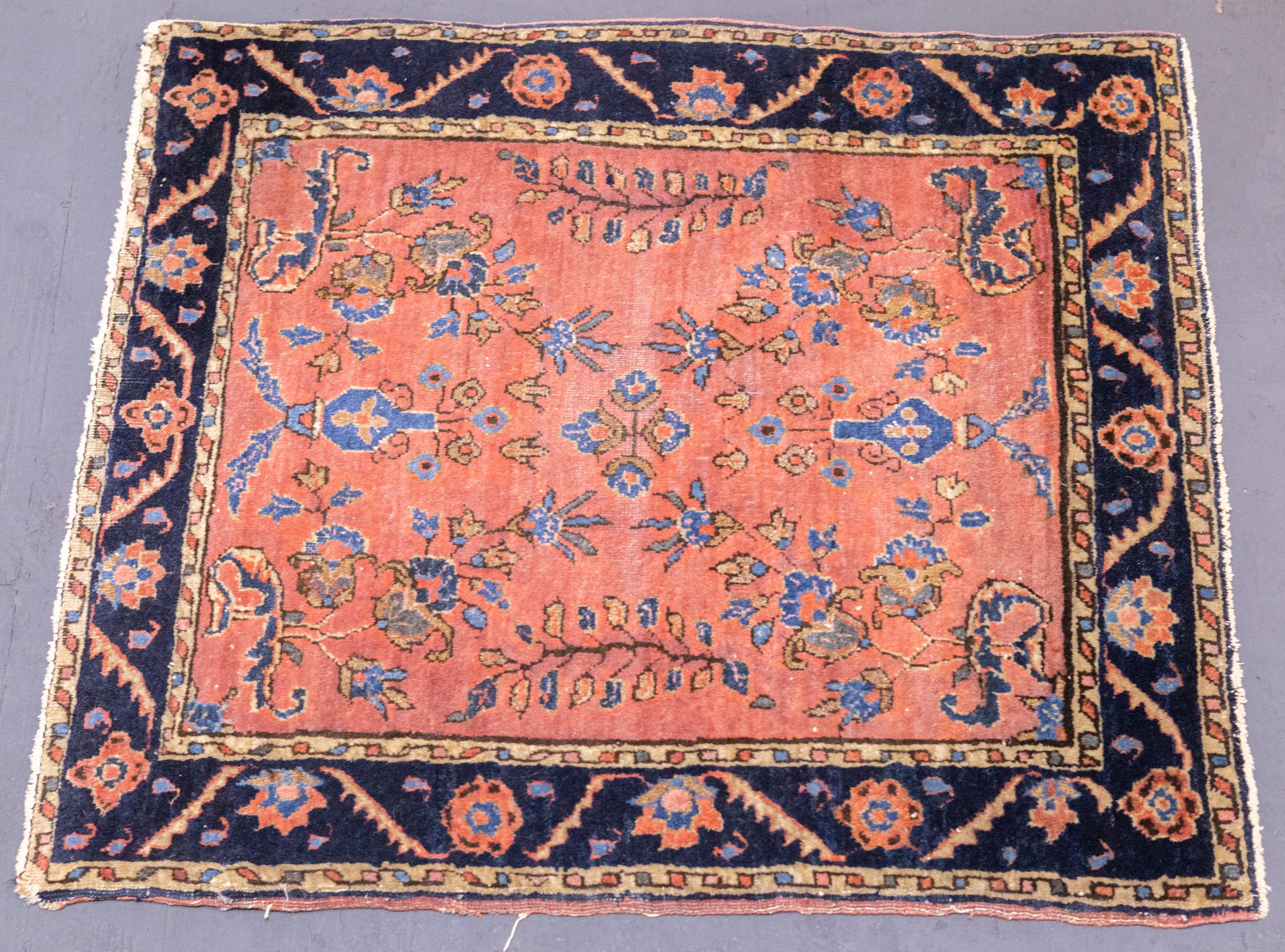 Antiker persischer Mohajeran Sarouk-Teppich aus Sarouk, 2'1'' x 2'4'' im Zustand „Gut“ im Angebot in New York, NY