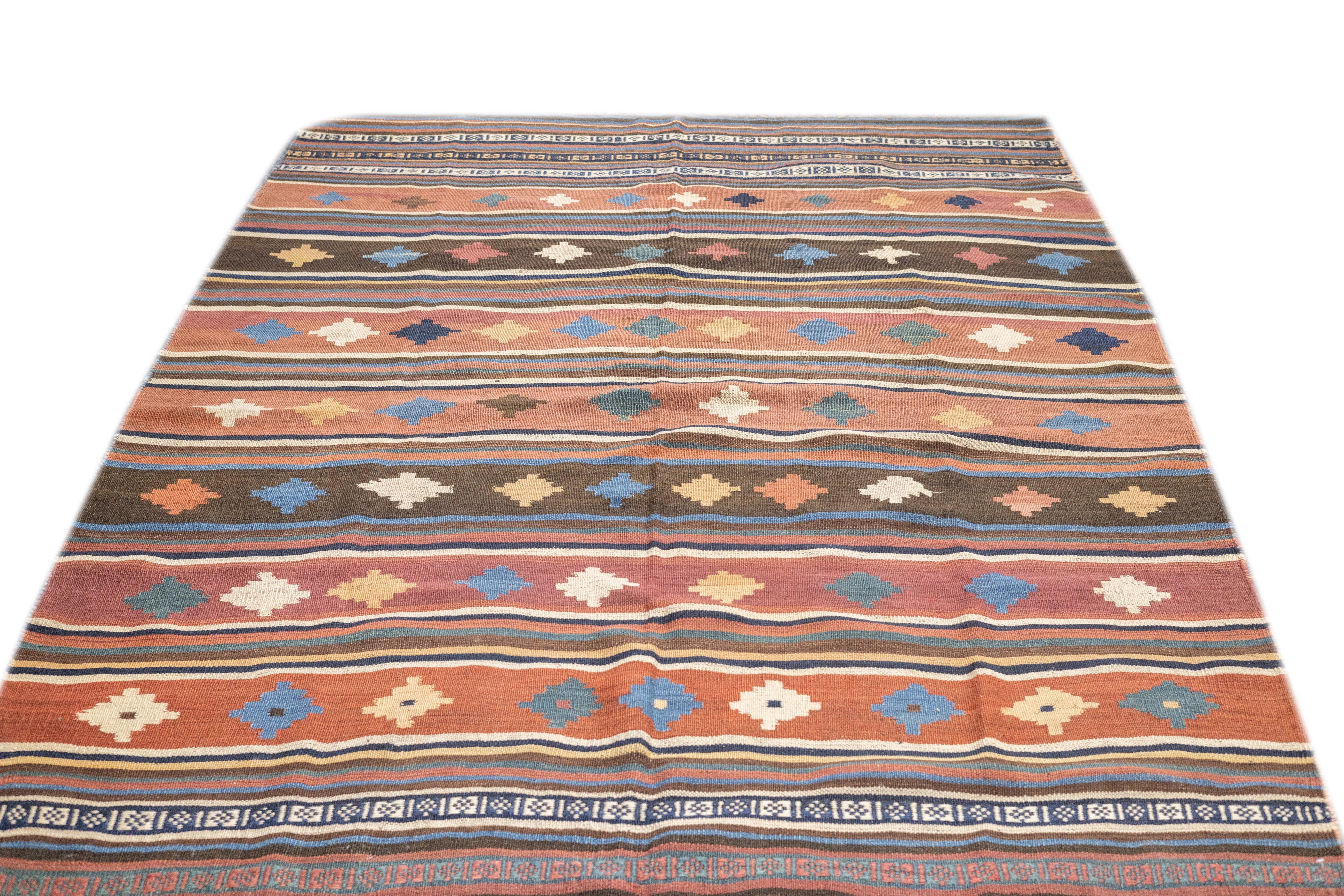 Antiker persischer Qashqai-Kelim-Teppich aus Qashqai 5'5'' x 8'2'' (20. Jahrhundert) im Angebot