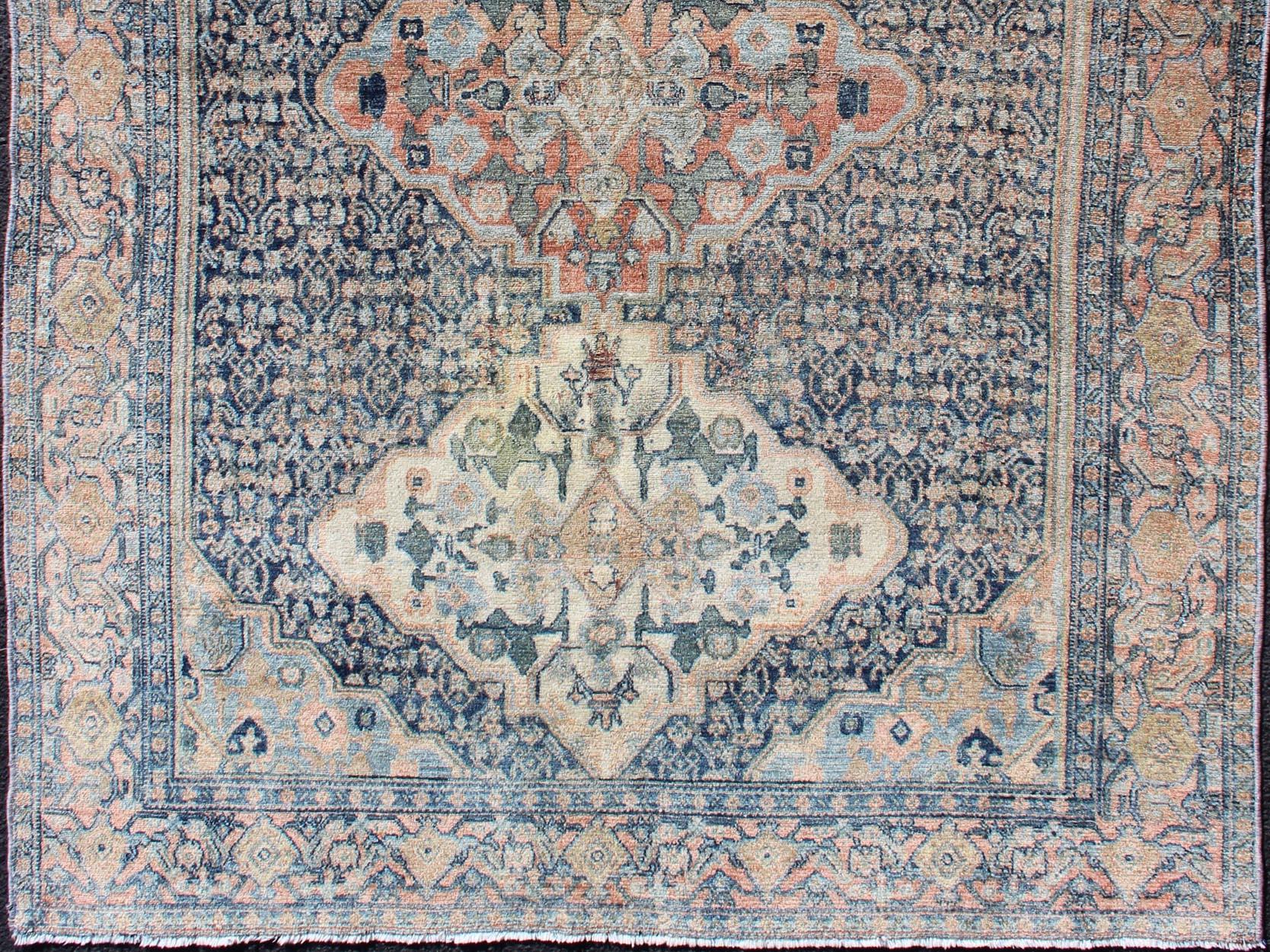 Feiner antiker Perserteppich aus der Region Kurdistan mit stahlblauem Hintergrund und mehreren Farben. rug/D-1004, Herkunftsland / Art: Iran / Seneh, Kurdistan
Feiner antiker persischer Seneh-Teppich in Stahl und grau-blauem Hintergrund
Dieser