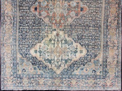 Feiner antiker persischer Seneh-Teppich aus Stahl mit grau-blauem Hintergrund und mehreren Farben