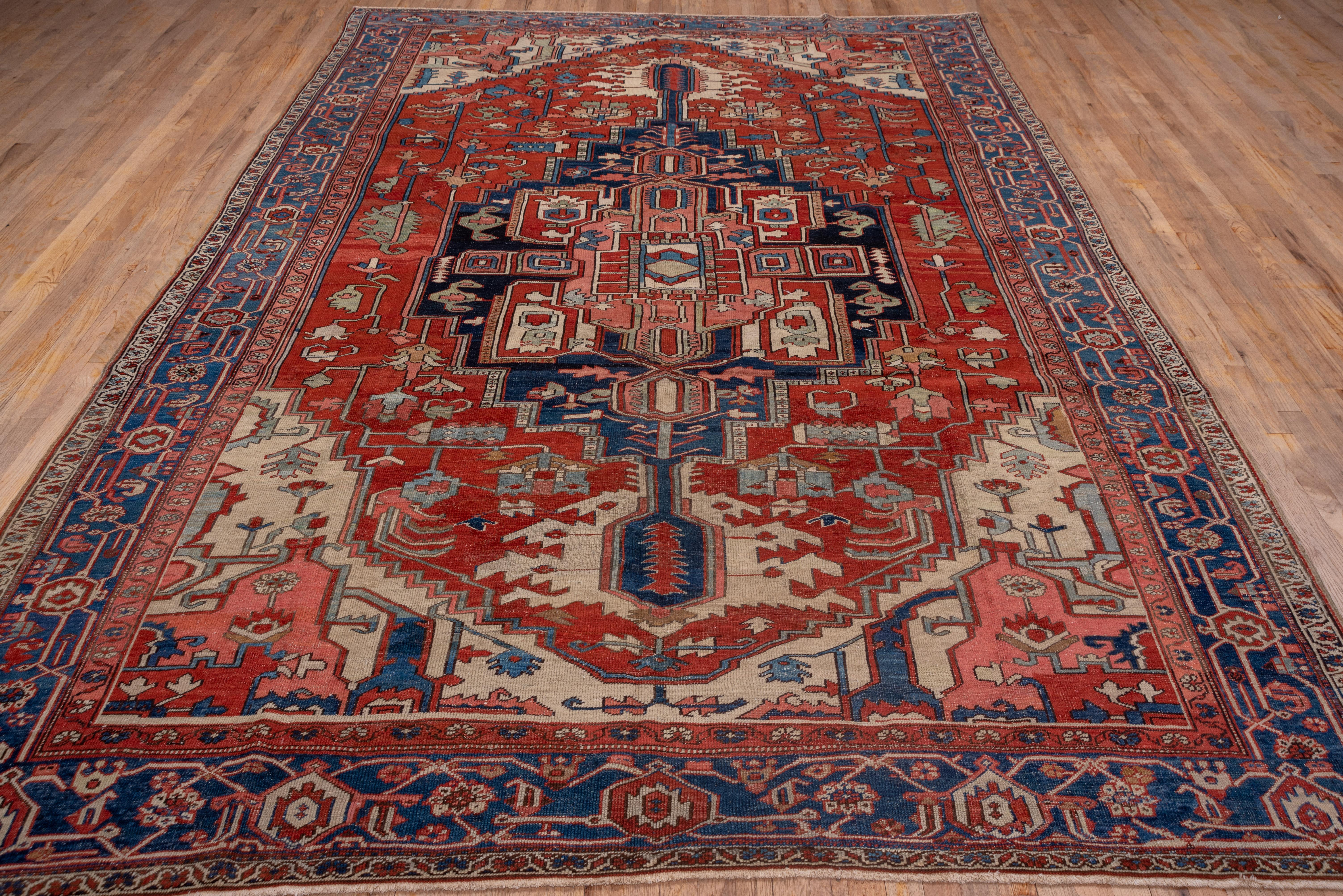 Fine Antique Persian Serapi Rug in Great Condition, Circa 1900s In Good Condition For Sale In New York, NY