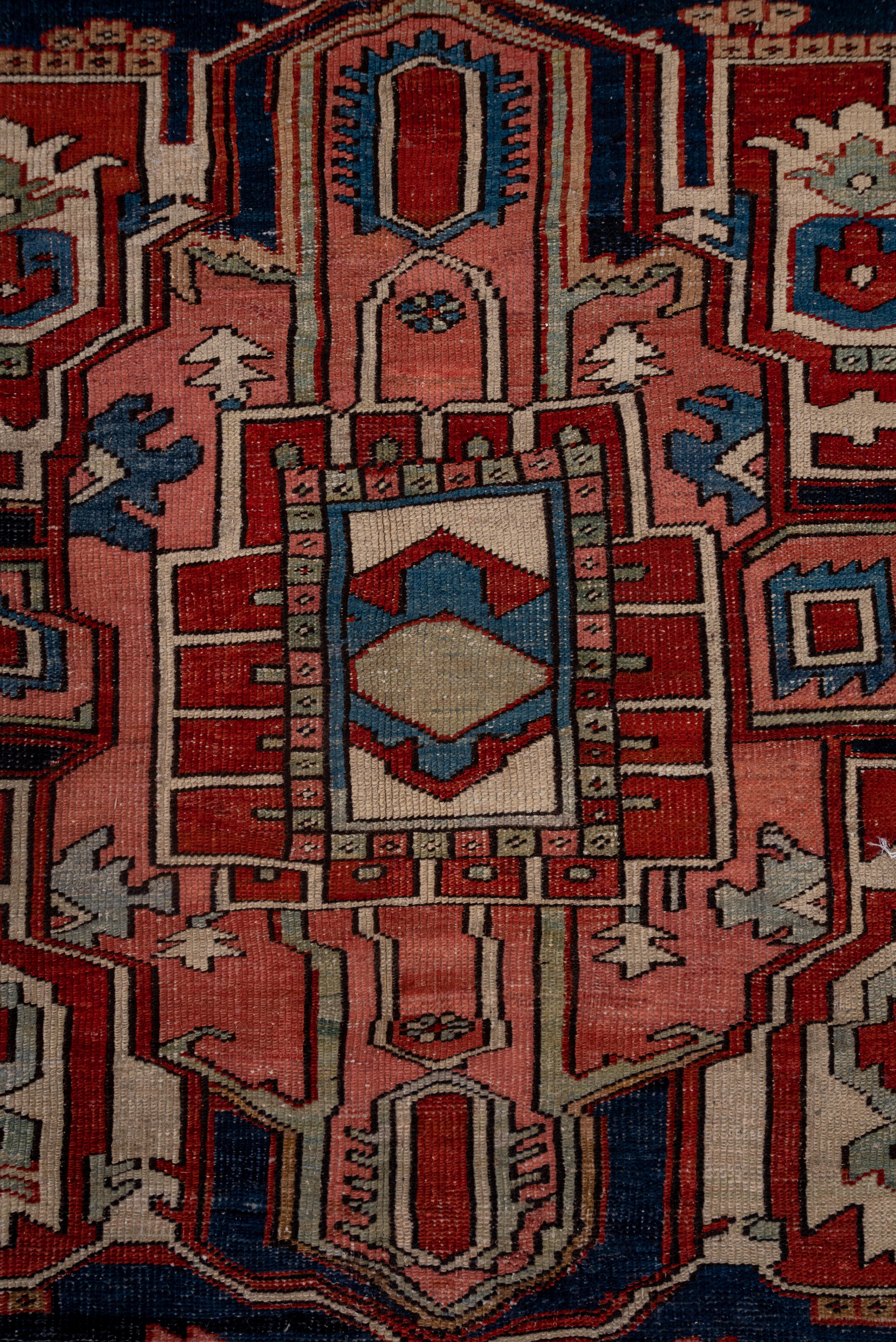 Early 20th Century Fine Antique Persian Serapi Rug in Great Condition, Circa 1900s For Sale