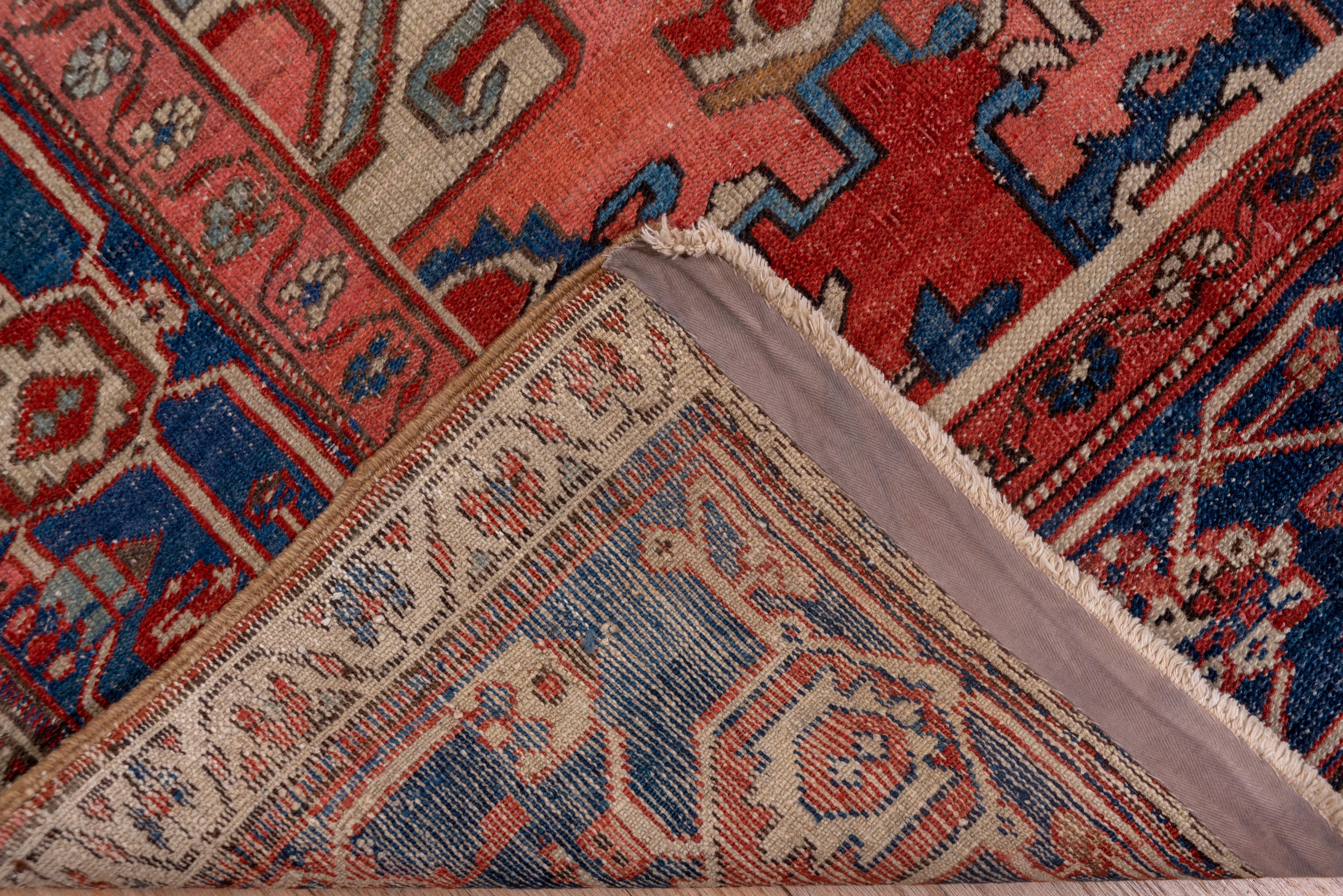 Fine Antique Persian Serapi Rug in Great Condition, Circa 1900s For Sale 2