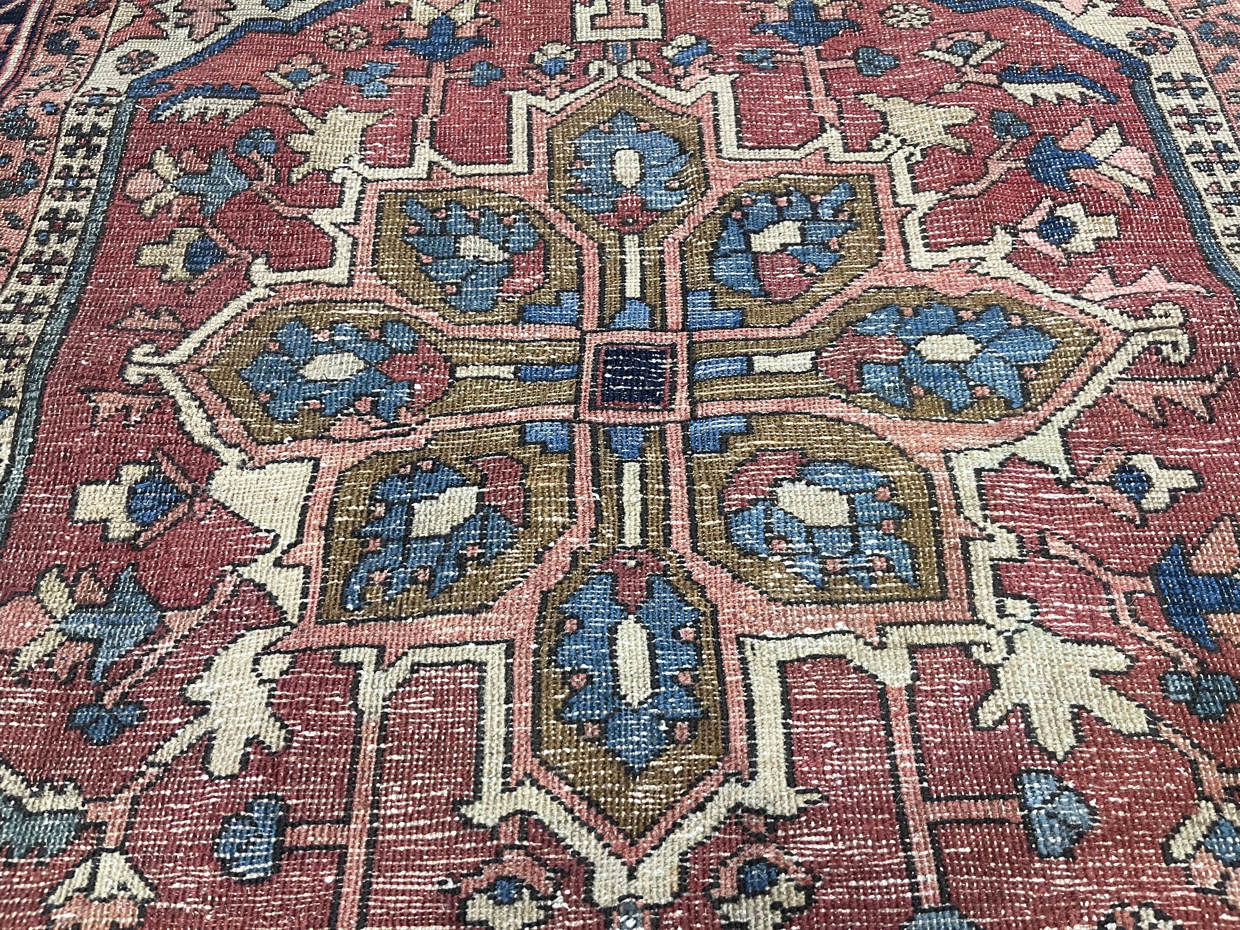 Feiner antiker persischer Serapi-Wollteppich 4'9 x 5'9 (19. Jahrhundert) im Angebot