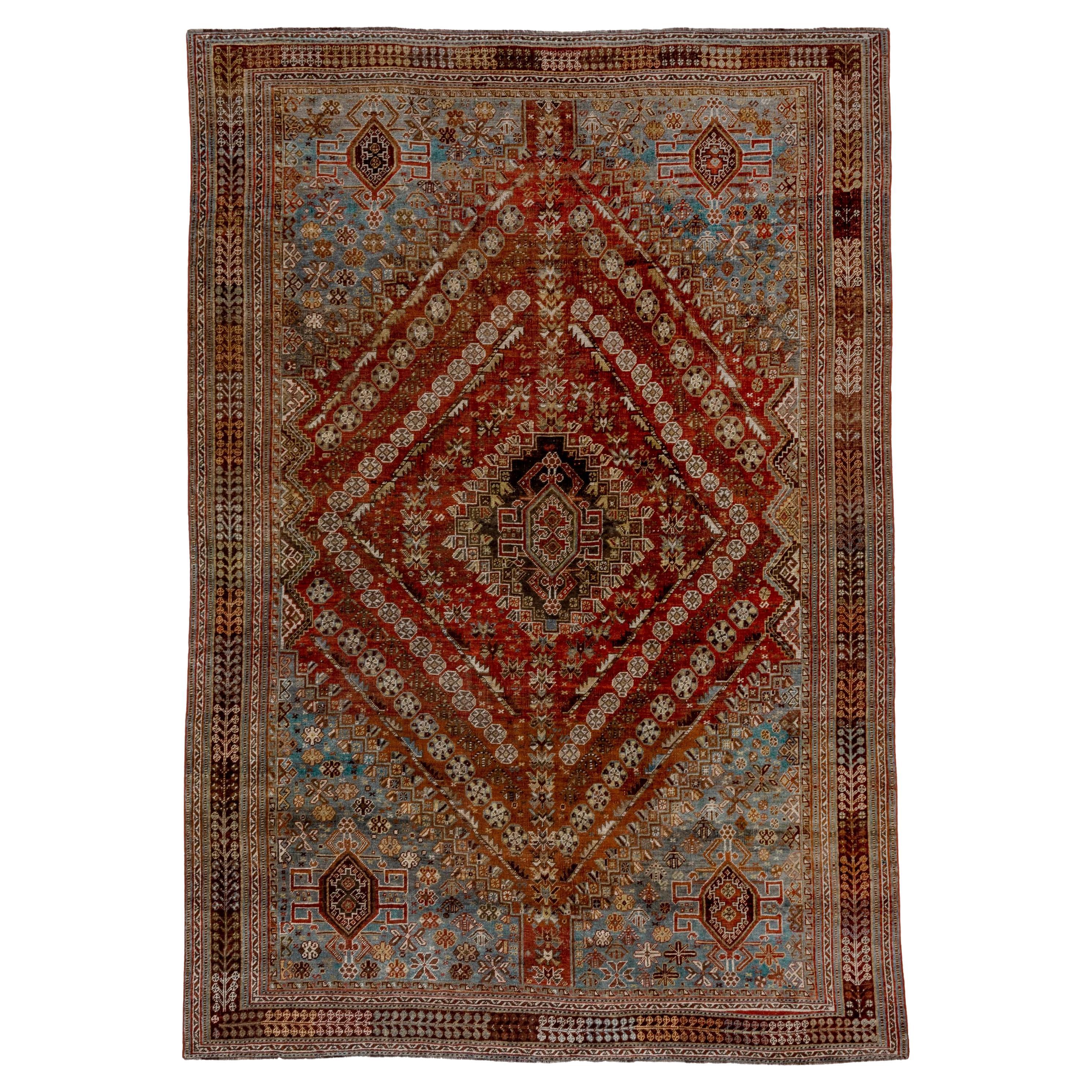 Magnifique tapis persan ancien Shiraz, fond intérieur rouille et rouge, fond extérieur bleu clair