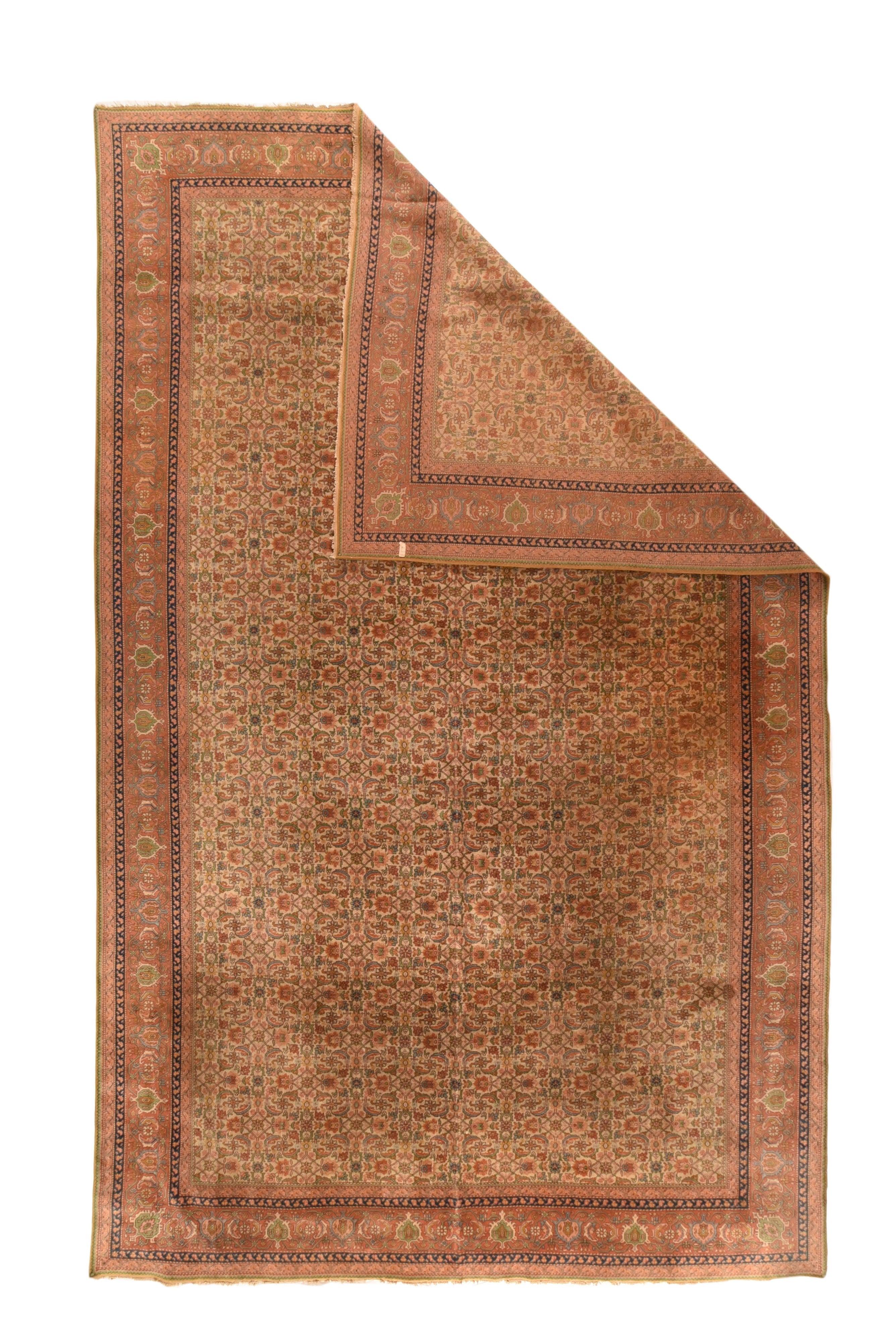 Tapis ancien Persan Tabriz 10'1'' x 16'0''. Le champ beige crème supporte un petit motif répétitif allover Herati qui donne un aspect textile à l'ensemble. Le motif est parfaitement équilibré dans toutes les directions, ce qui témoigne d'un tissage