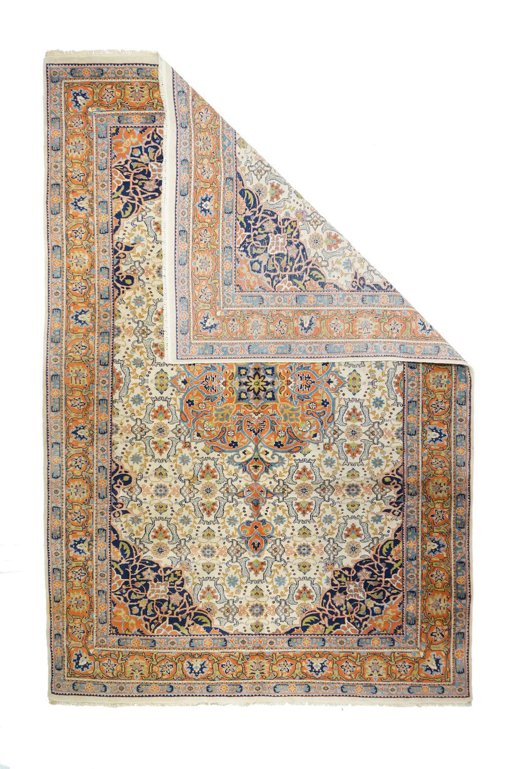 Tapis ancien Persan Tabriz 6'8'' x 9'10''. Le médaillon rouille à bulbe présente des palmettes et des arabesques fourchues, avec des triples pendentifs inhabituels, sur un champ sableux avec un allover de petites palmettes et de feuilles en forme