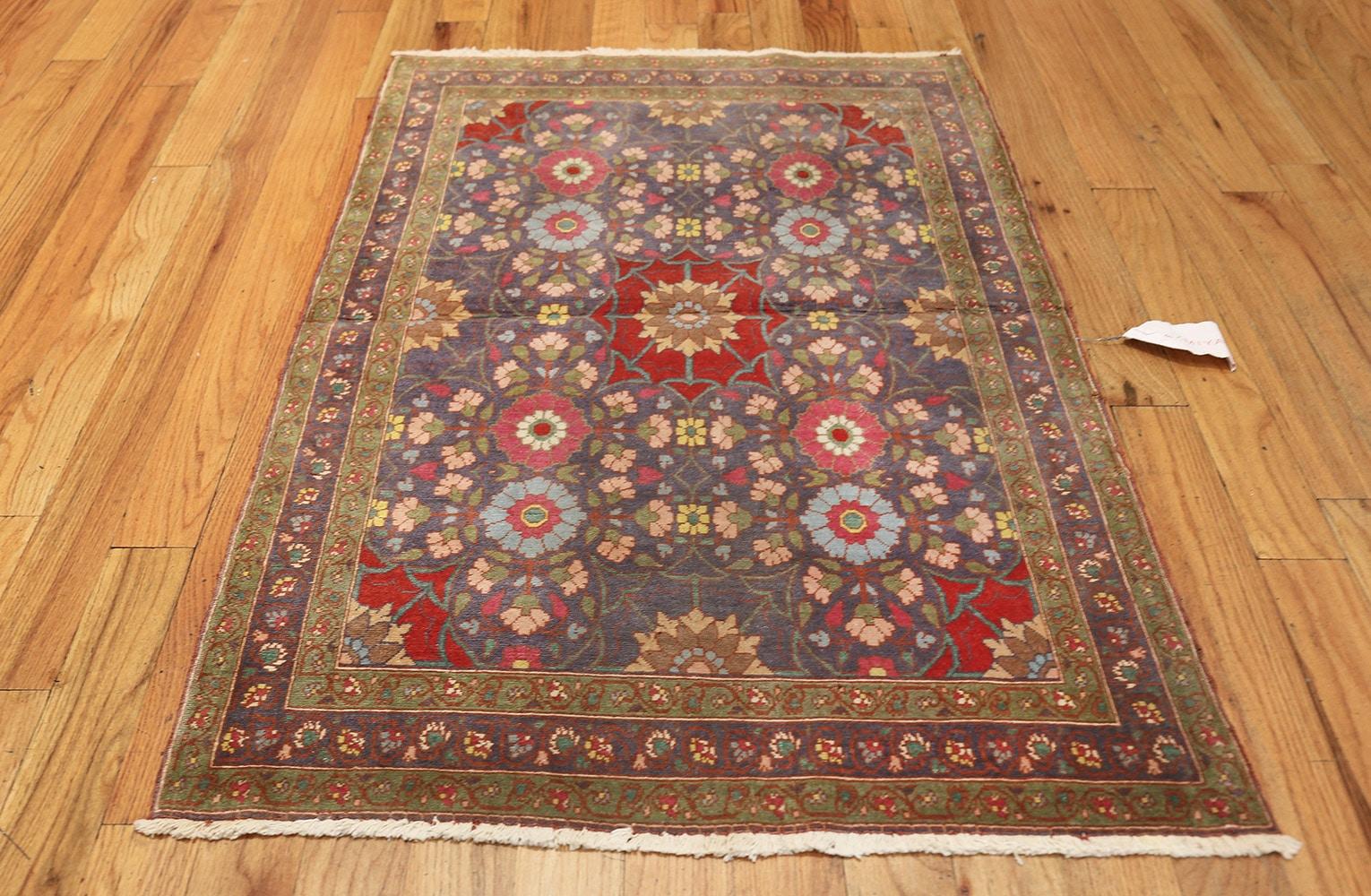 Fine Antique Persian Tabriz Rug. Size: 2 ft 10 in x 4 ft 2 in (0.86 m x 1.27 m) 2