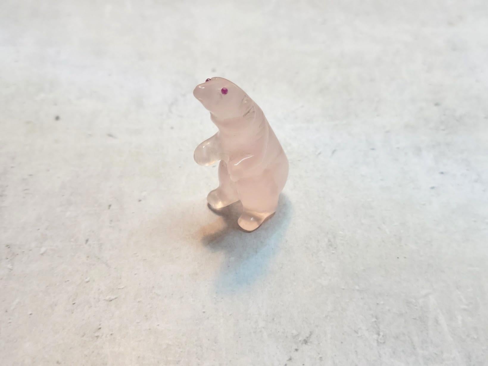 Antike Eisbär-Miniatur aus Rosenquarz mit Rubinaugen - Kunst zum Sammeln (Kunsthandwerker*in) im Angebot