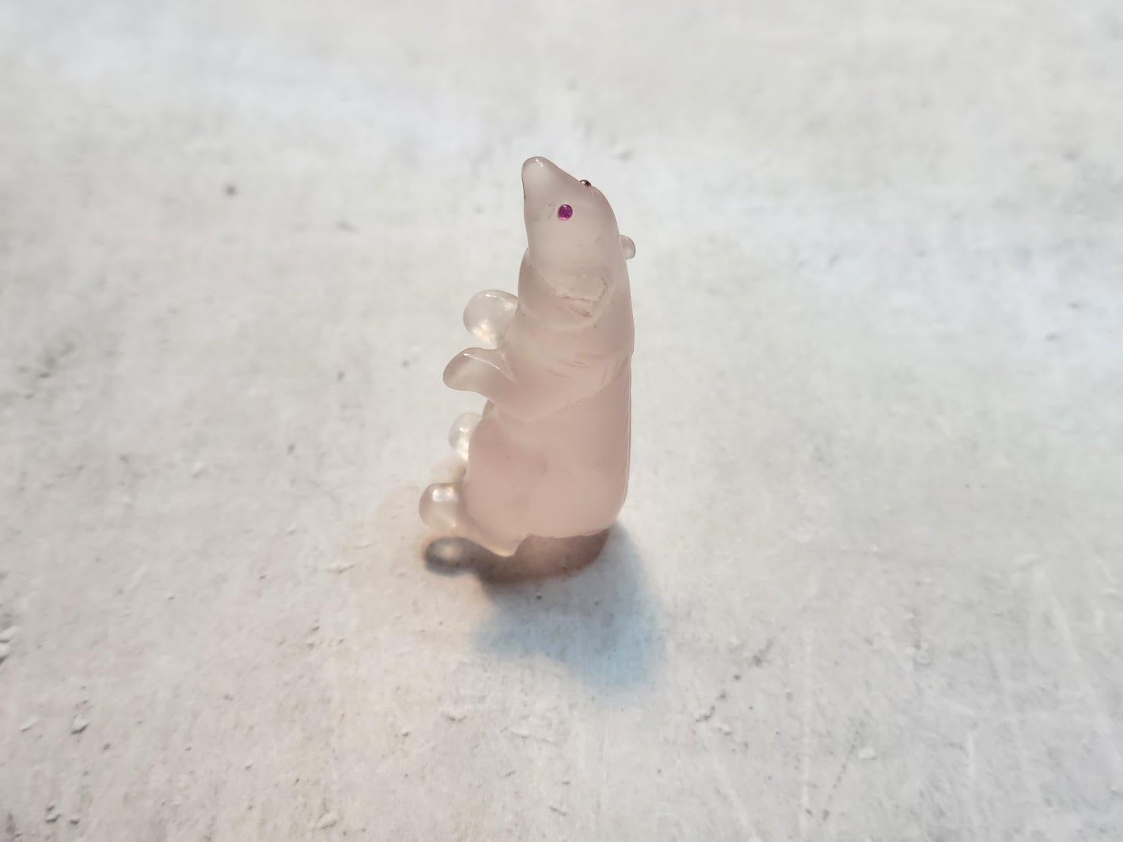 Antike Eisbär-Miniatur aus Rosenquarz mit Rubinaugen - Kunst zum Sammeln (Gemischter Schliff) im Angebot