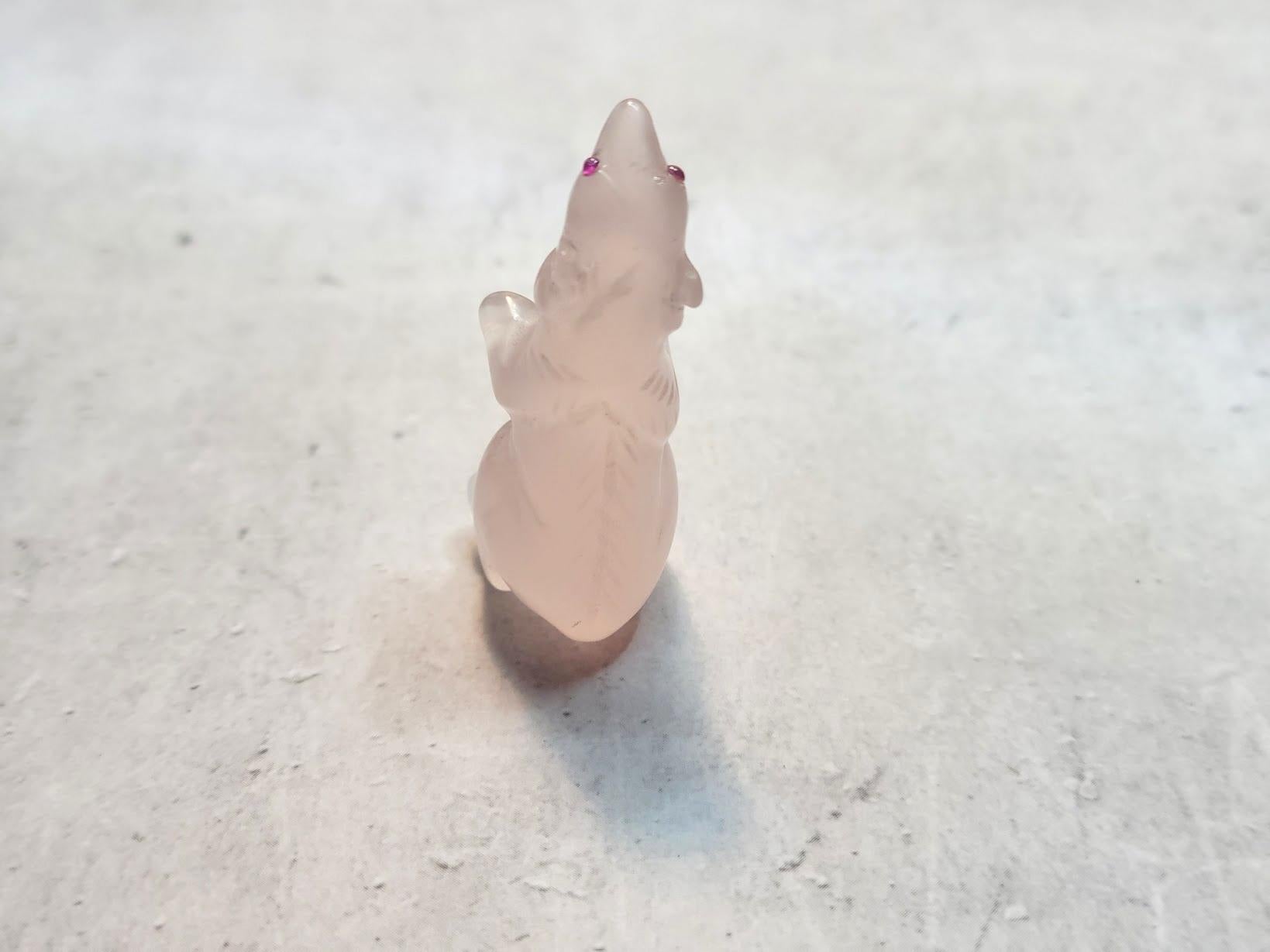 Antike Eisbär-Miniatur aus Rosenquarz mit Rubinaugen - Kunst zum Sammeln im Zustand „Hervorragend“ im Angebot in Chesterland, OH