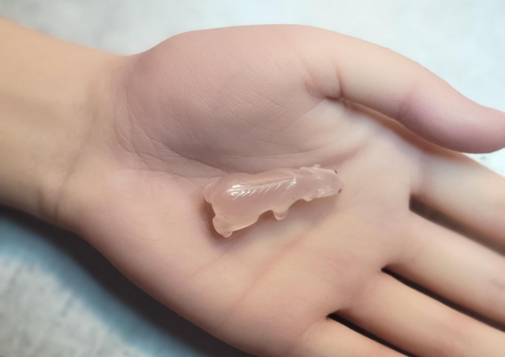 Antike Eisbär-Miniatur aus Rosenquarz mit Rubinaugen - Kunst zum Sammeln im Angebot 1