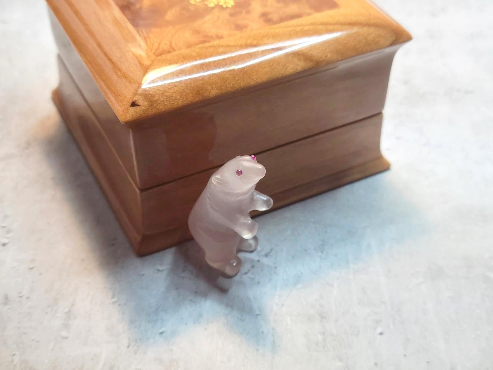 Antike Eisbär-Miniatur aus Rosenquarz mit Rubinaugen - Kunst zum Sammeln im Angebot 2