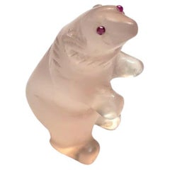 Fina Miniatura Antigua de Oso Polar de Cuarzo Rosa con Ojos de Rubí - Arte Coleccionable