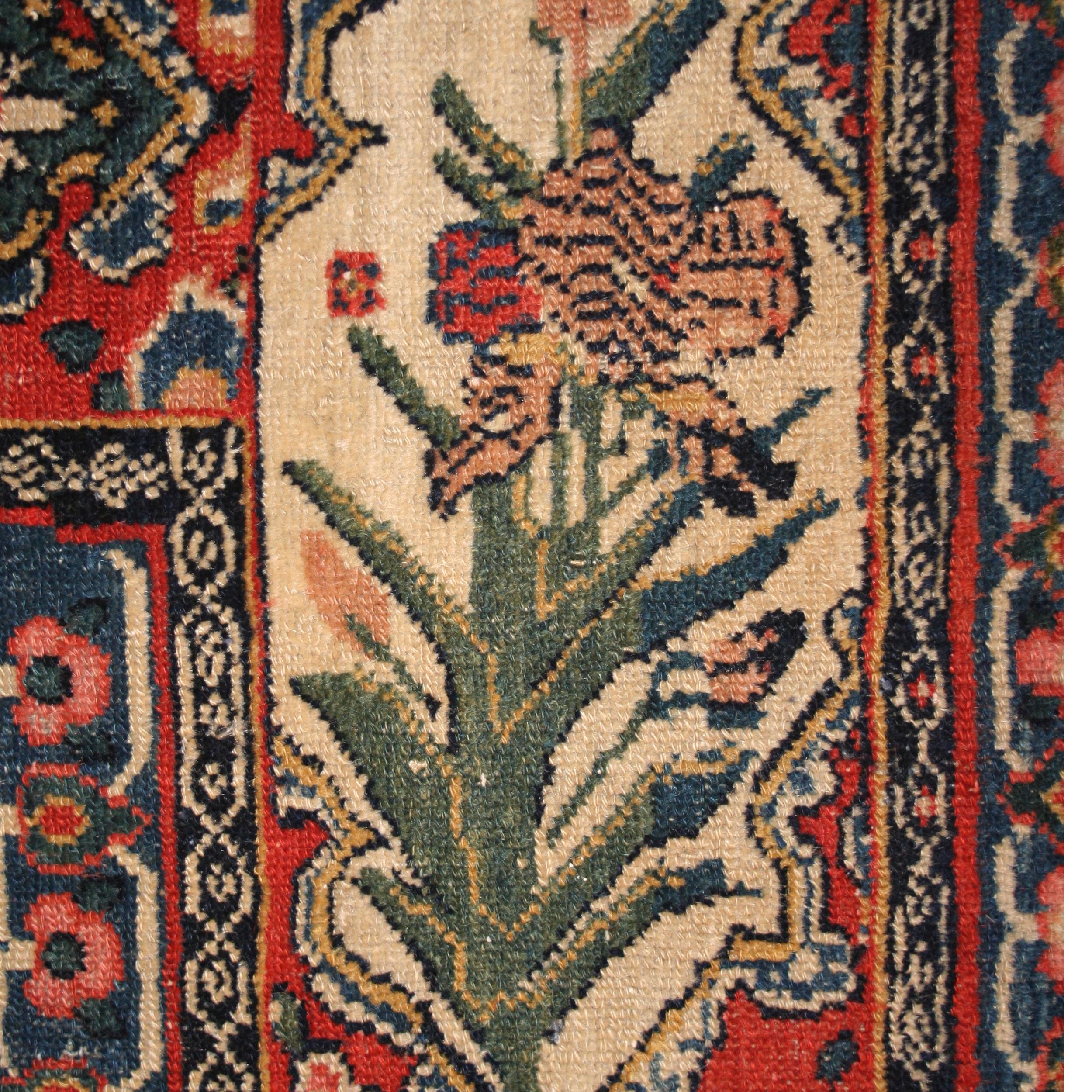 Die feinen Teppiche von Senneh stellen die luxuriösesten Knüpfungen der Qajar-Ära dar. Diese werden fast immer in kleinen Formaten gewebt, was dieses charmante Beispiel in Zimmergröße besonders selten und ungewöhnlich macht. Hier schwebt ein großes
