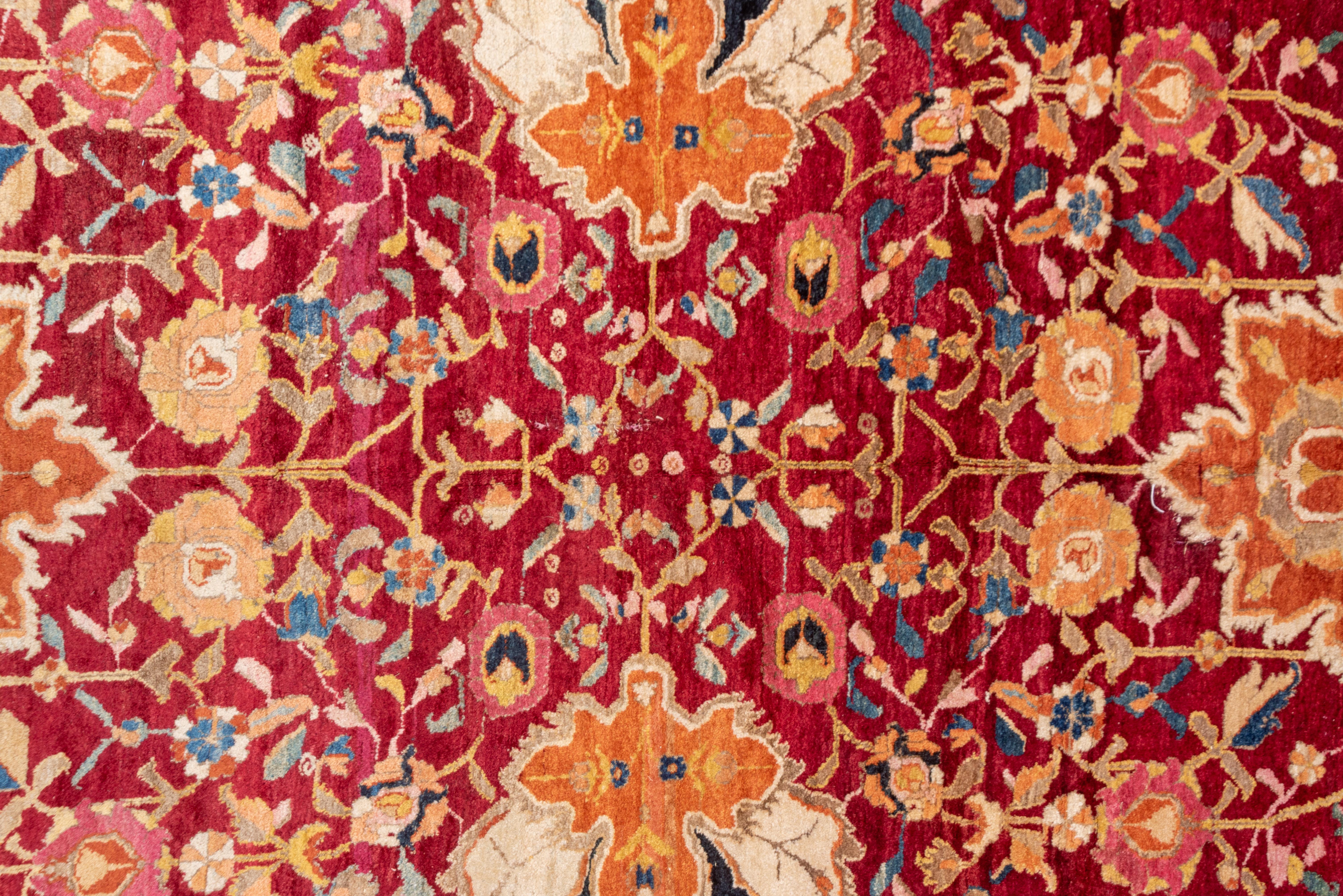 Antiker roter indischer Agra-Teppich, farbenfrohe Palette und Bordüre, rotes Feld im Zustand „Gut“ in New York, NY