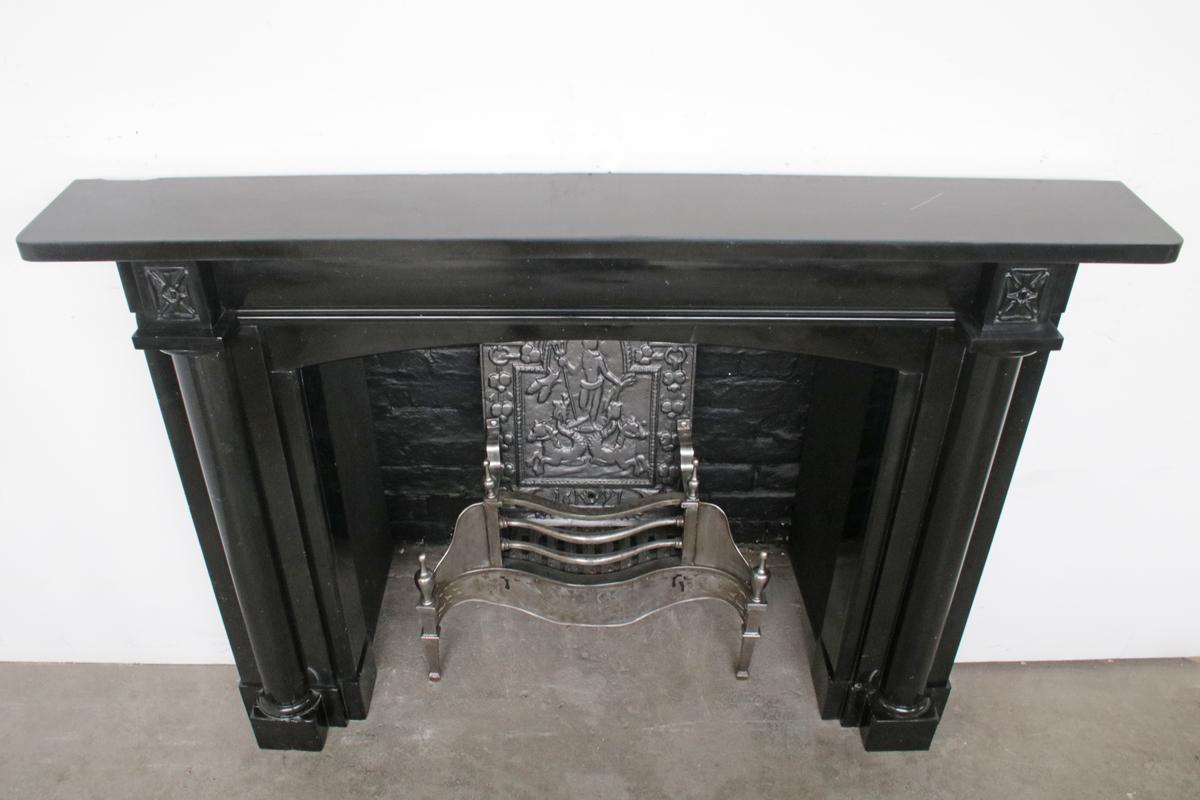 Cheminée ancienne de style Régence en marbre noir en vente 5