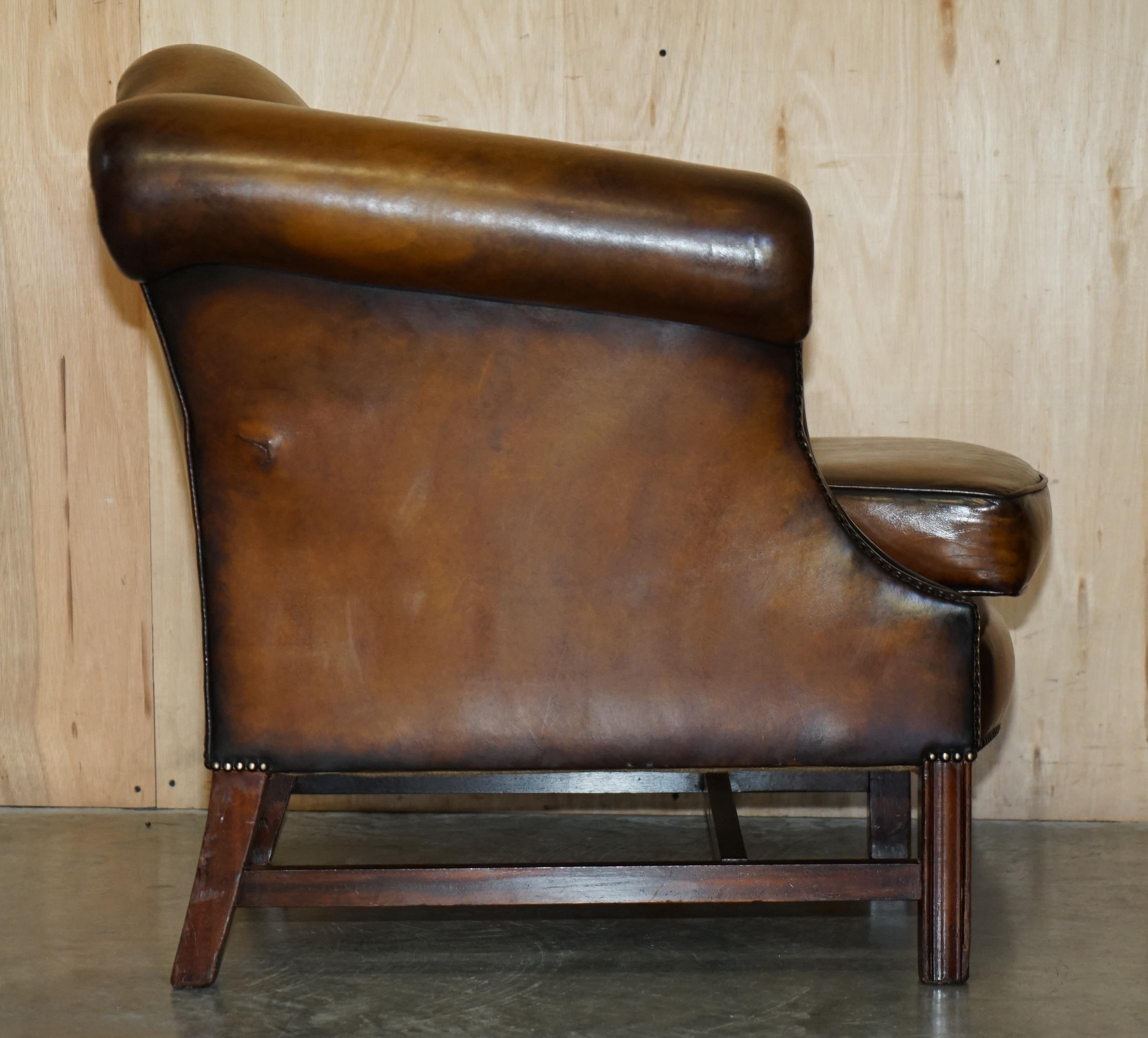 FINE ANTiQUE REGENCY HUMPBACK STYLE RESTORED BROWN LEATHER SOFA ARMCHAIR SUITE For Sale 3