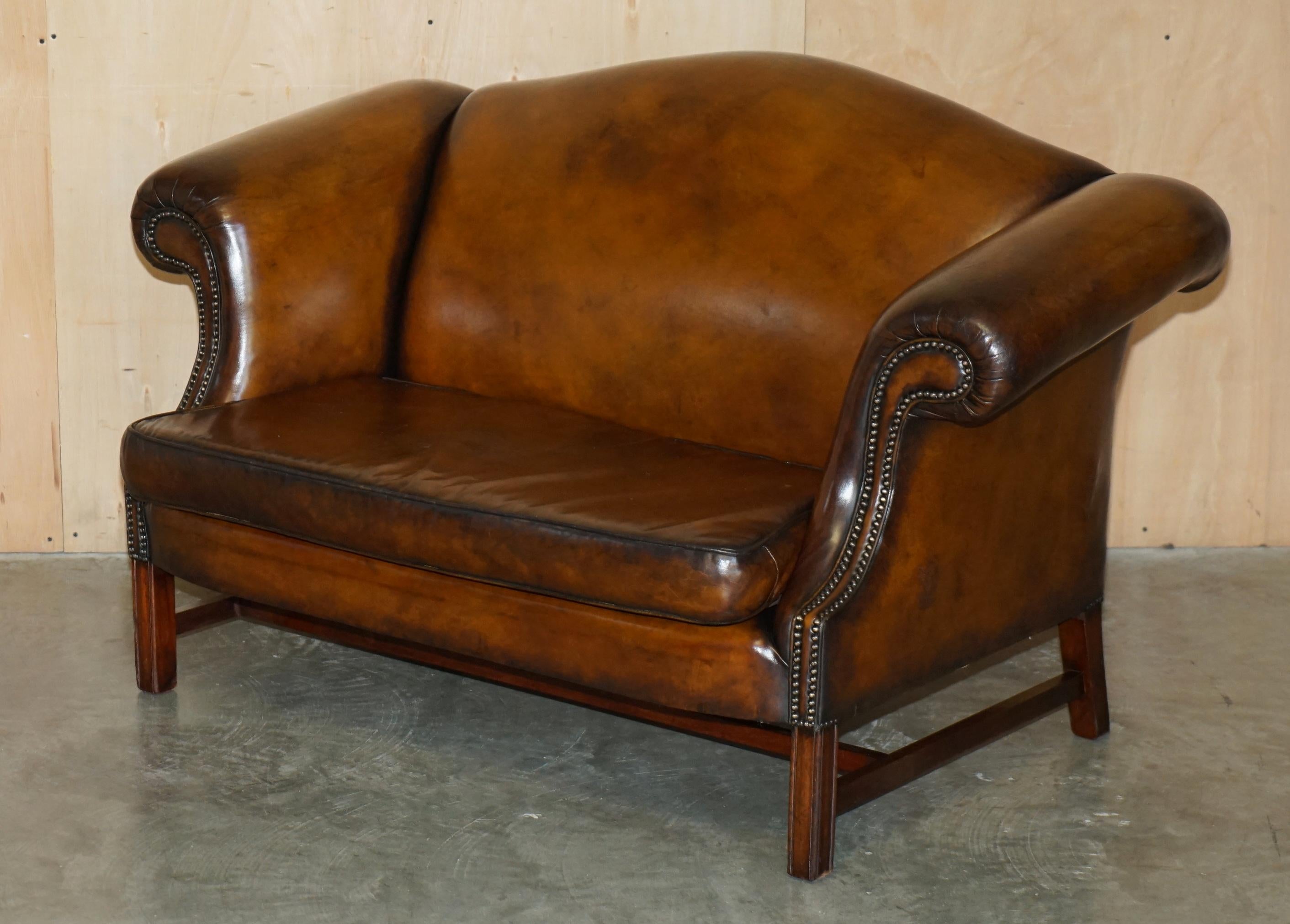 FINE ANTiQUE REGENCY HUMPBACK STYLE RESTORED BROWN LEATHER SOFA ARMCHAIR SUITE For Sale 9