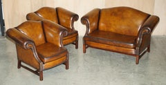 FINE ANTiQUE REGENCY HUMPBACK STYLE RESTORED BROWN LEATHER SOFA ARMCHAIR SUITE