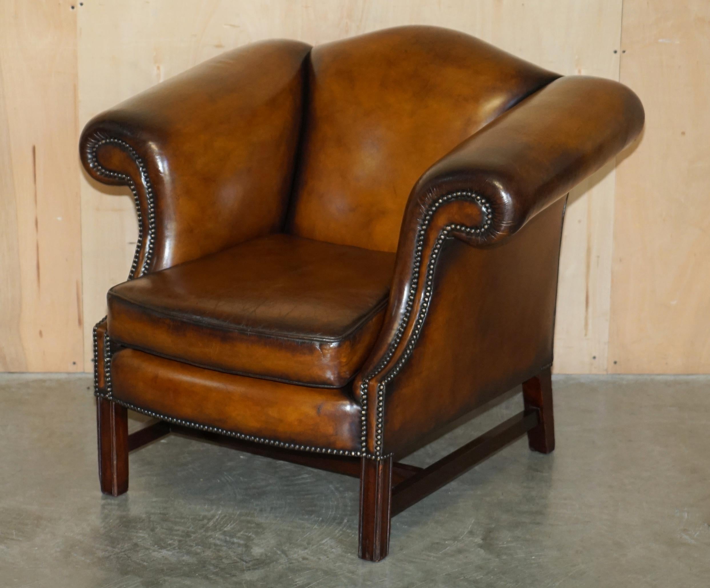 English FINE ANTiQUE REGENCY HUMPBACK STYLE RESTORED BROWN LEATHER SOFA ARMCHAIR SUITE For Sale