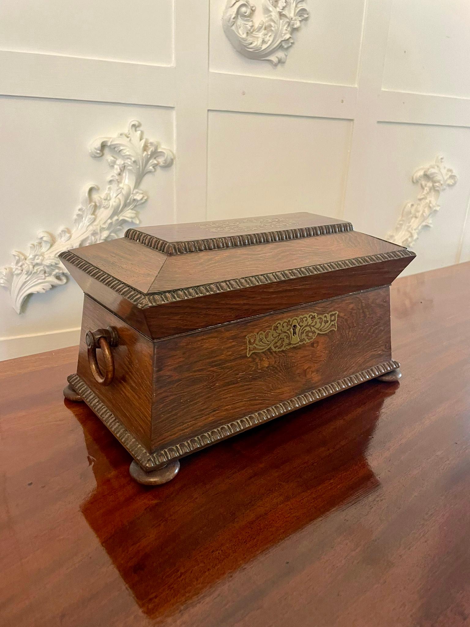 Inglese Raffinato porta tè antico Regency in ottone intarsiato e legno di palissandro in vendita