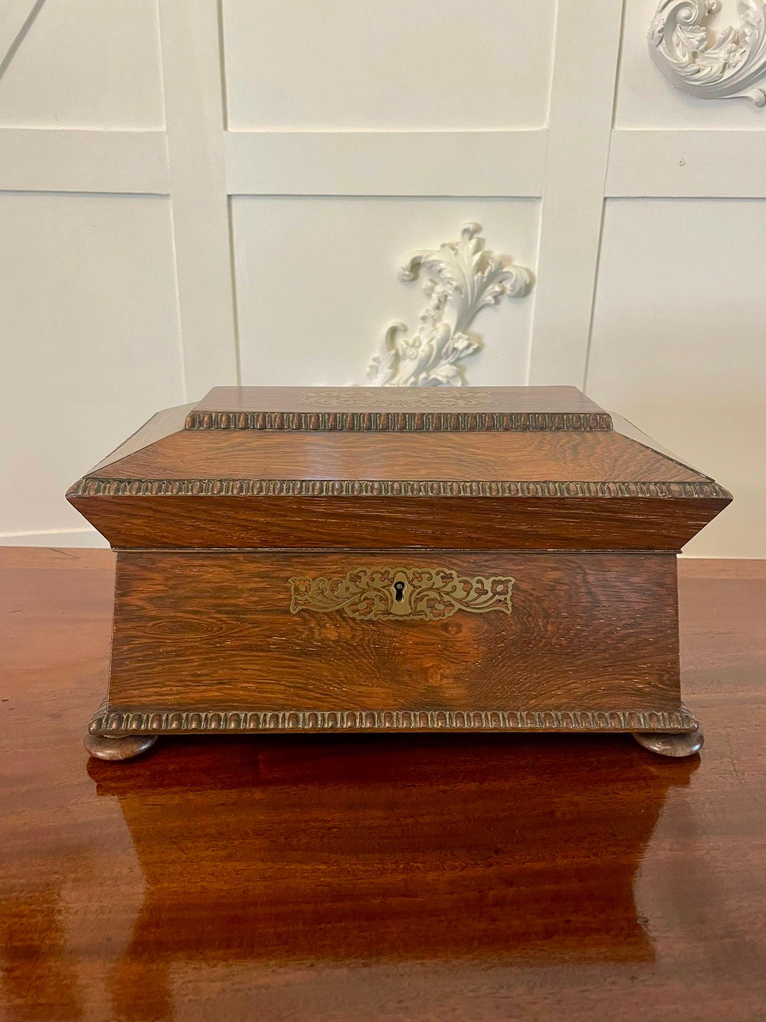 Ottone Raffinato porta tè antico Regency in ottone intarsiato e legno di palissandro in vendita